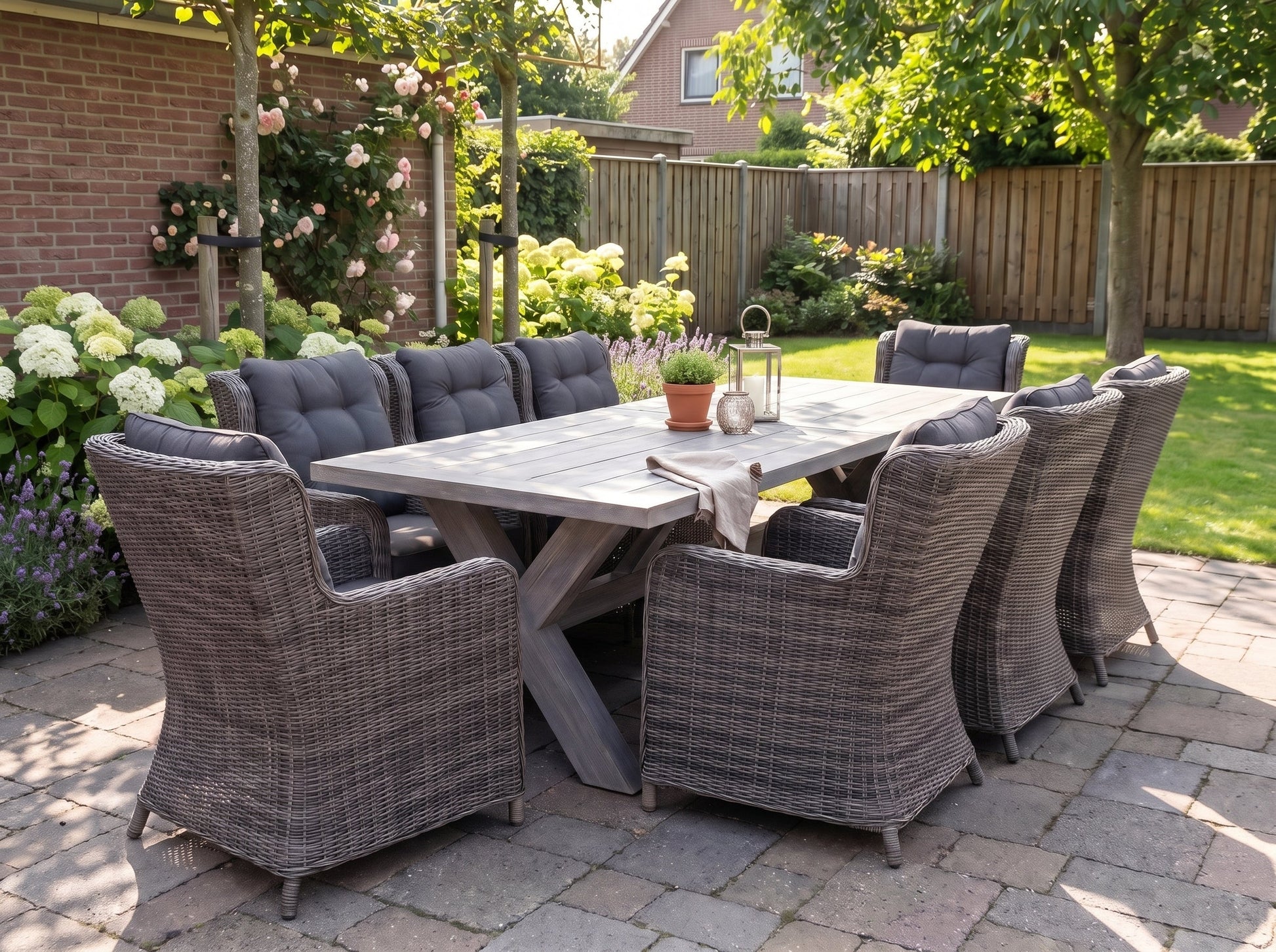 Norwich-Delano Tuinset 8 Personen - Acacia / Kobo Grey in een sfeervolle tuin - Outnest tuinmeubelen