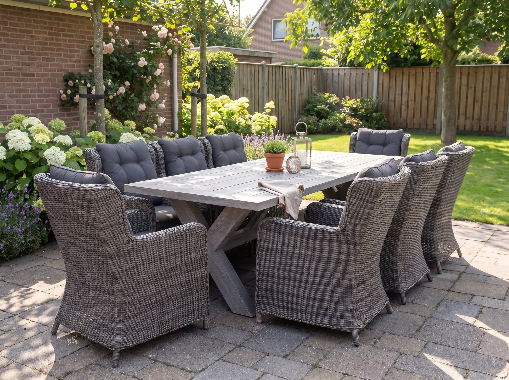 Norwich-Delano Tuinset 8 Personen - Acacia / Kobo Grey in een sfeervolle tuin - Outnest tuinmeubelen