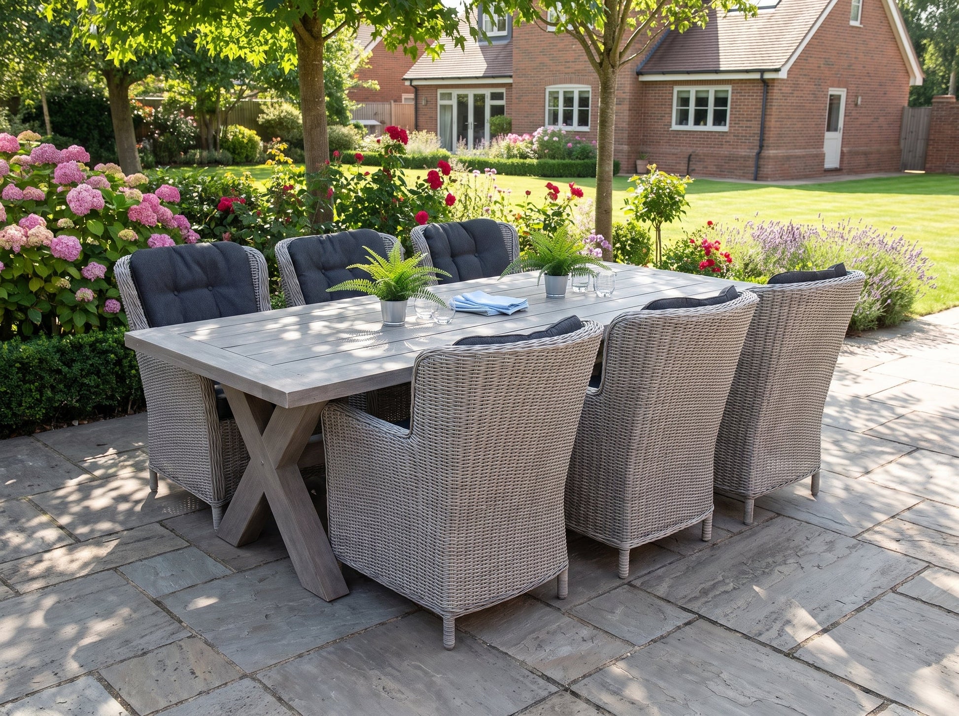 Norwich-Marina Tuinset 6 Personen - Teak / Light Kobo Grey in een sfeervolle tuin - Outnest tuinmeubelen
