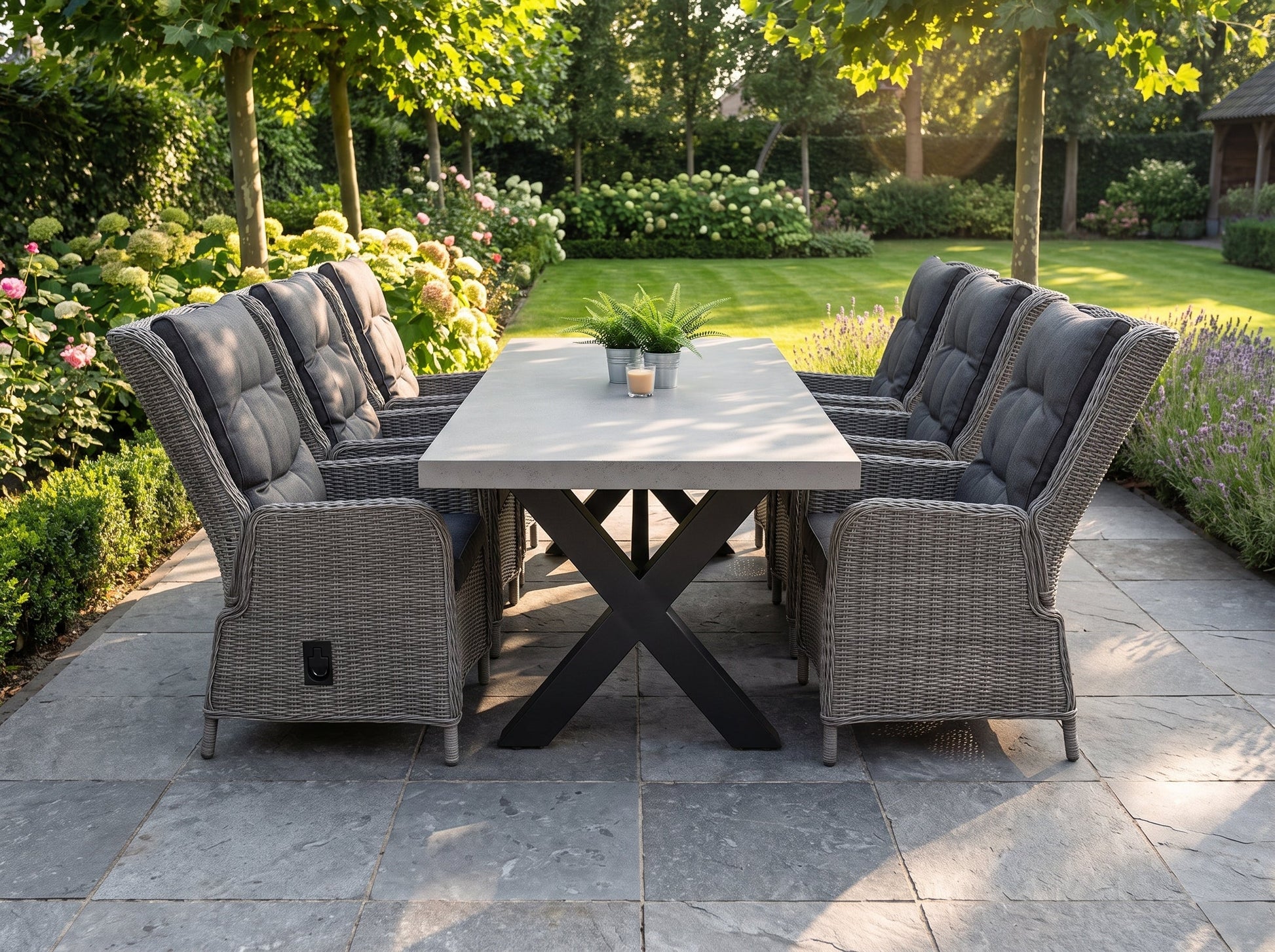 Norwich-Marling Verstelbare Tuinset 6 Personen - Polystone, Gepoedercoat staal / Natural Grey in een sfeervolle tuin -