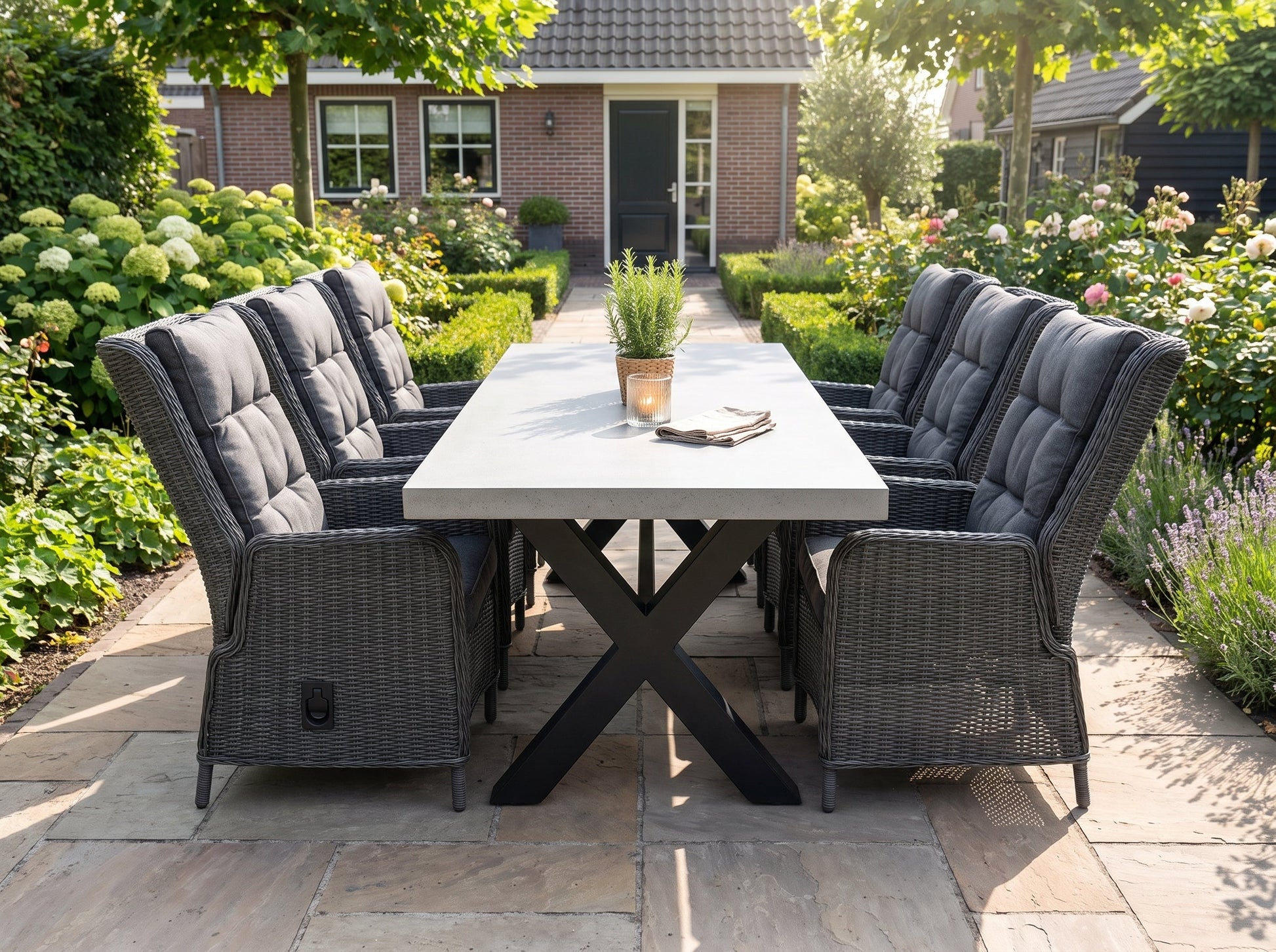 Norwich-Marling Verstelbare Tuinset 6 Personen - Polystone, Gepoedercoat staal / Rock Grey in een sfeervolle tuin - Outnest