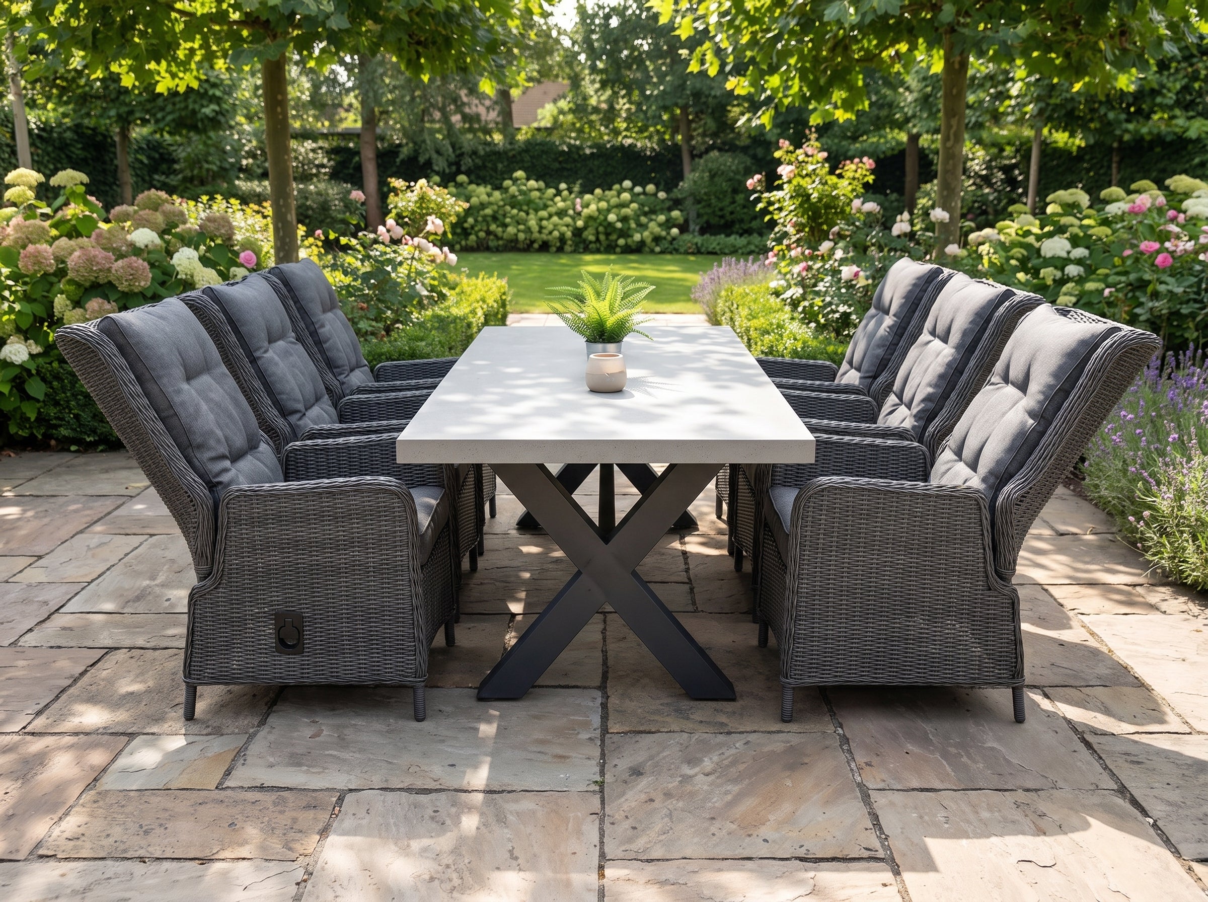 Norwich- Marling Verstelbare Tuinset 8 Personen - Polystone, Gepoedercoat staal / Rock Grey in een sfeervolle tuin -