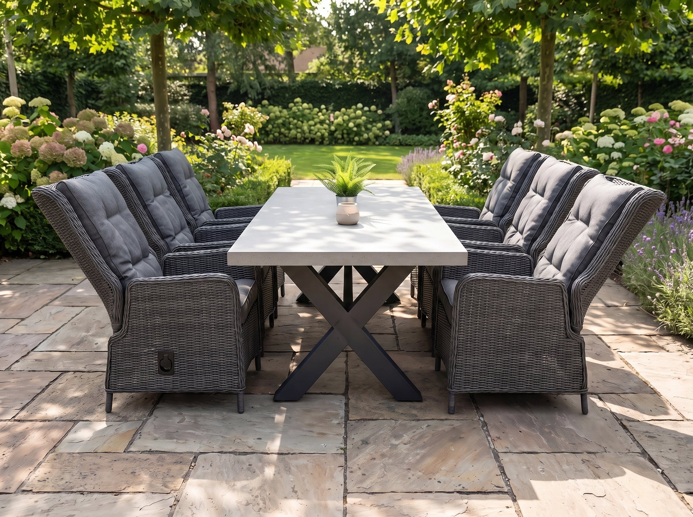 Norwich- Marling Verstelbare Tuinset 8 Personen - Polystone, Gepoedercoat staal / Rock Grey in een sfeervolle tuin -