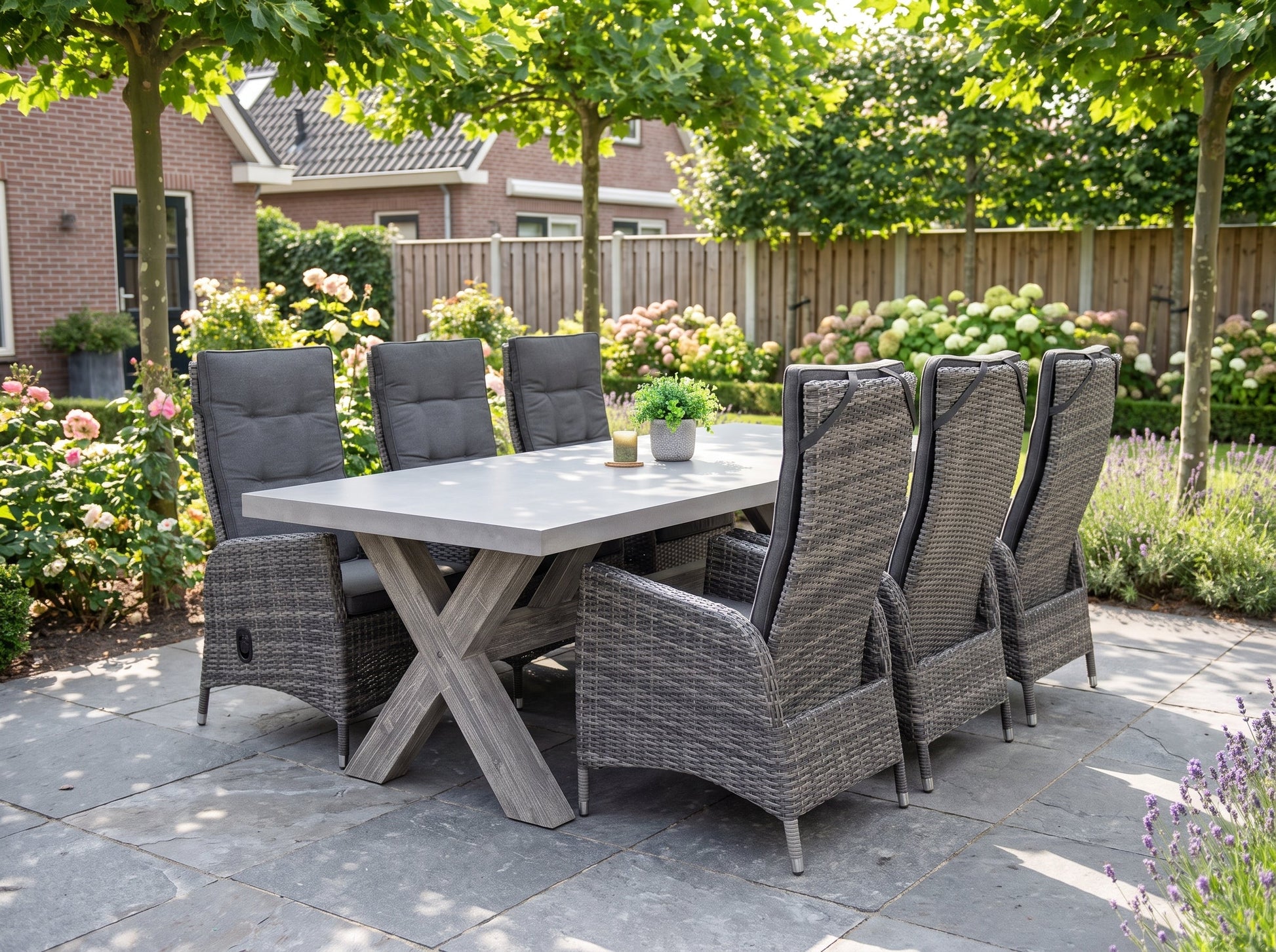 Norwich-Menorca Verstelbare Tuinset 6 Personen - Polystone / Two Tone Grey in een sfeervolle tuin - Outnest tuinmeubelen