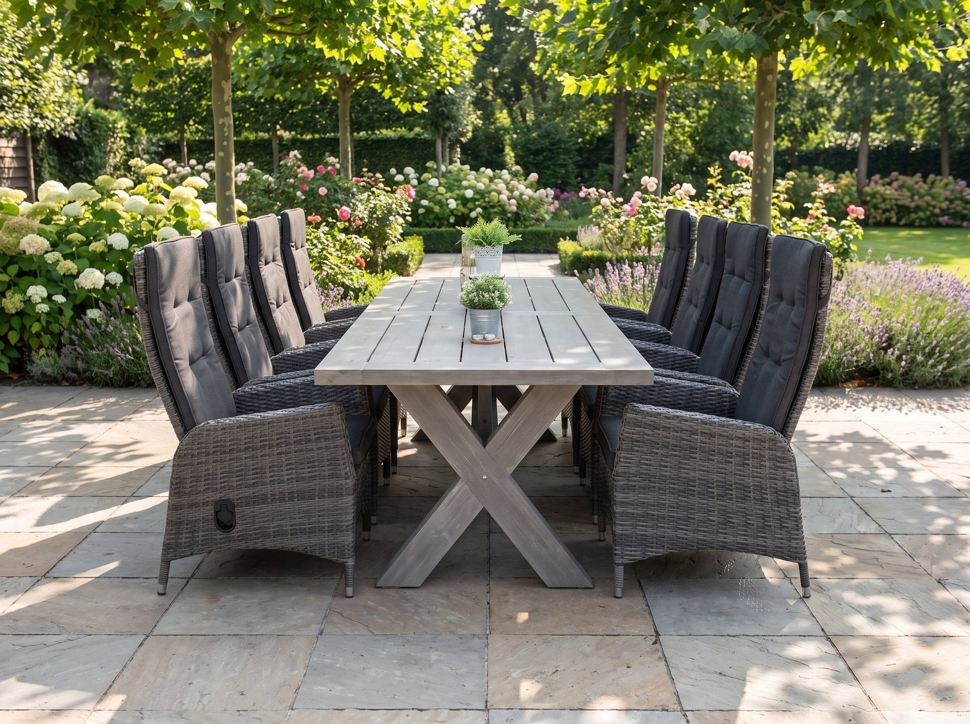 Norwich-Menorca Verstelbare Tuinset 8 Personen - Acacia / Two Tone Grey in een sfeervolle tuin - Outnest tuinmeubelen