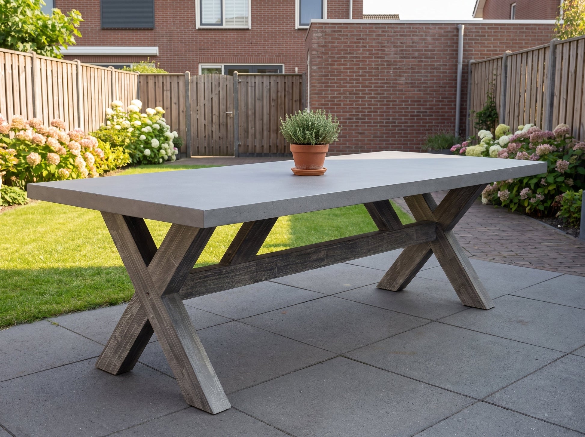 Norwich Rechthoekige Polystone Tuintafel 250 cm - Acacia / Polystone in een sfeervolle tuin - Outnest tuinmeubelen