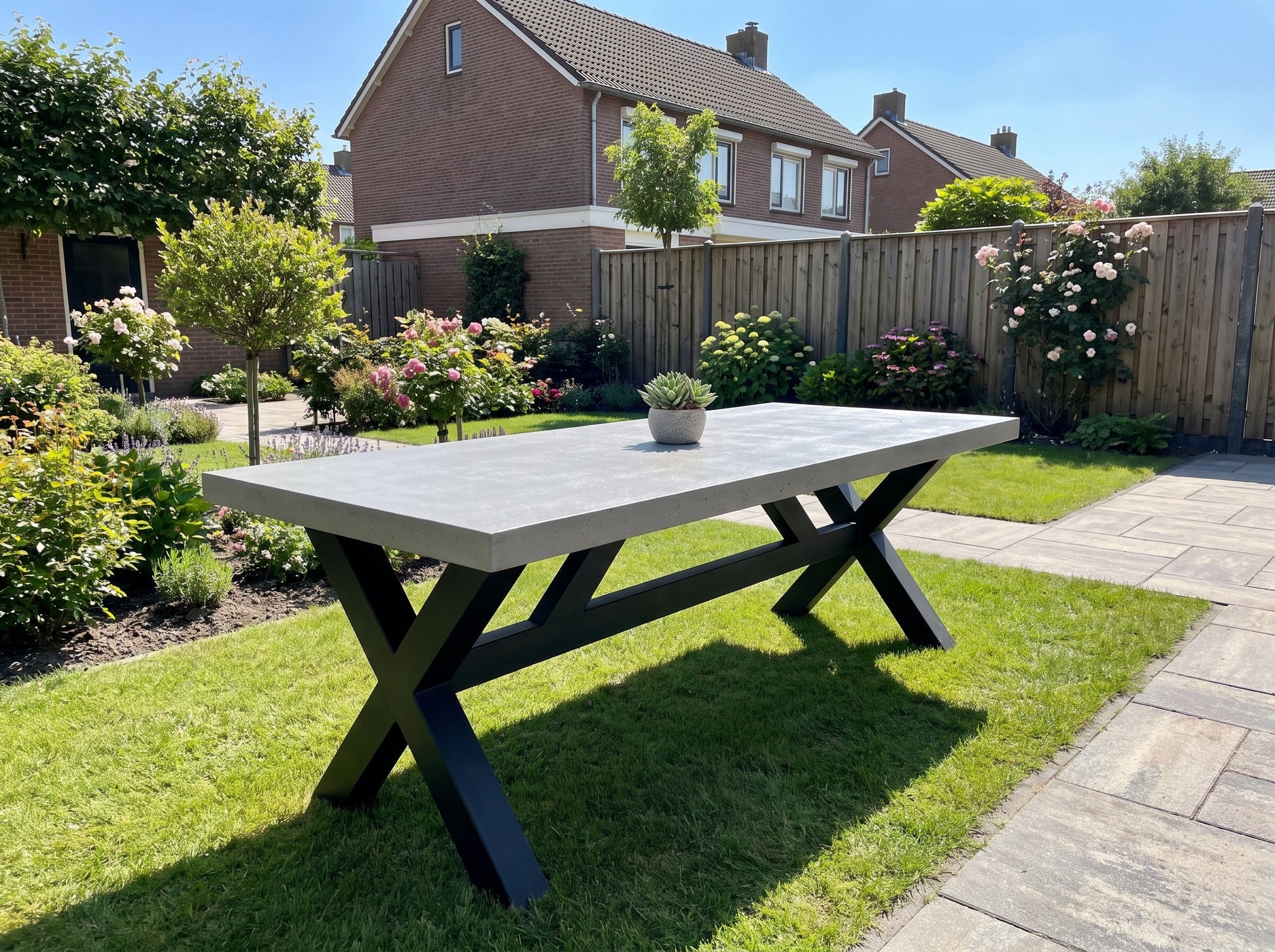 Norwich Rechthoekige Polystone Tuintafel 250 cm - Staal / Polystone in een sfeervolle tuin - Outnest tuinmeubelen