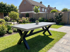 Norwich Rechthoekige Polystone Tuintafel 250 cm - Staal / Polystone in een sfeervolle tuin - Outnest tuinmeubelen