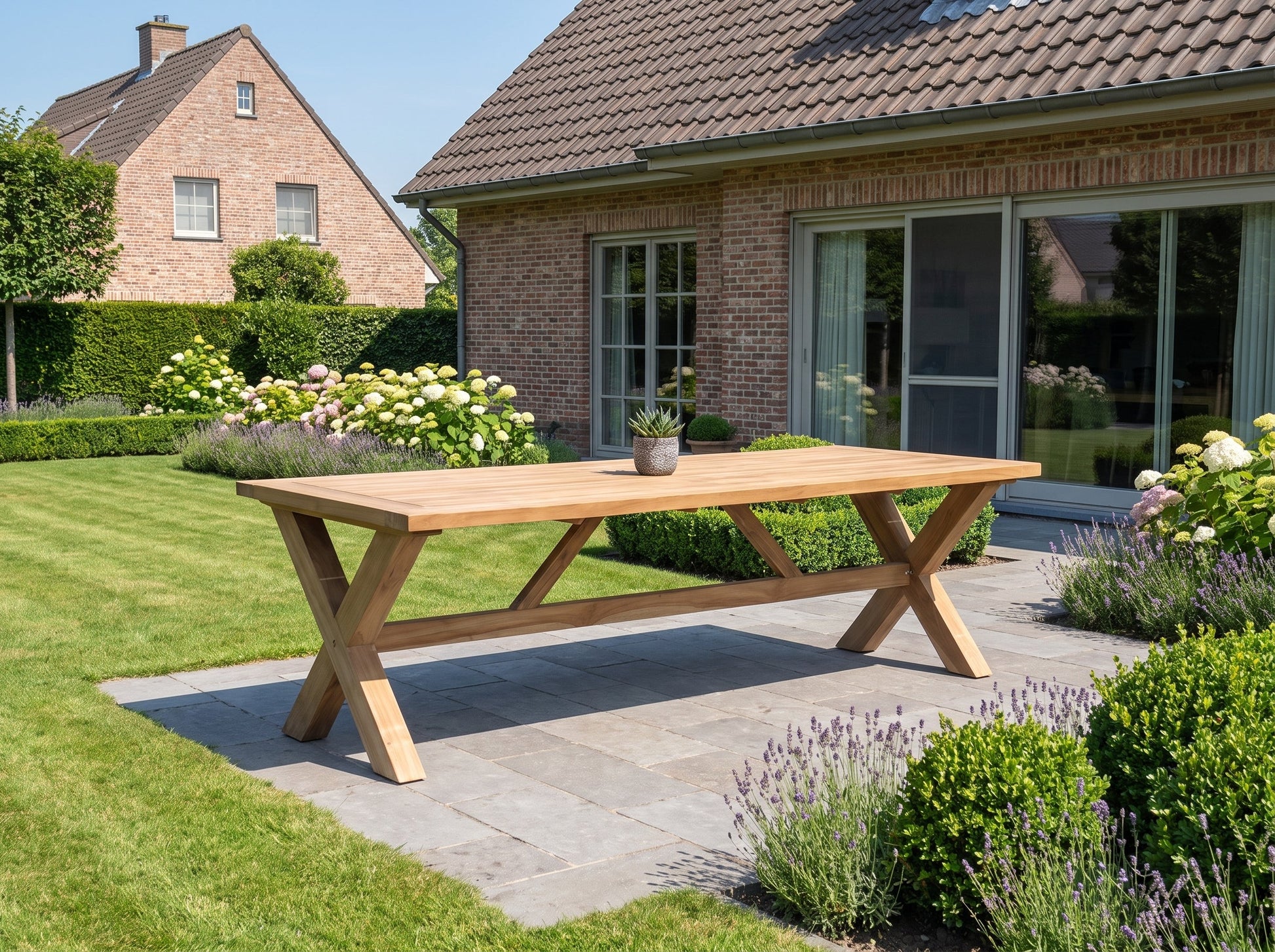 Norwich Rechthoekige Teak Tuintafel 250 cm in een sfeervolle tuin - Outnest tuinmeubelen