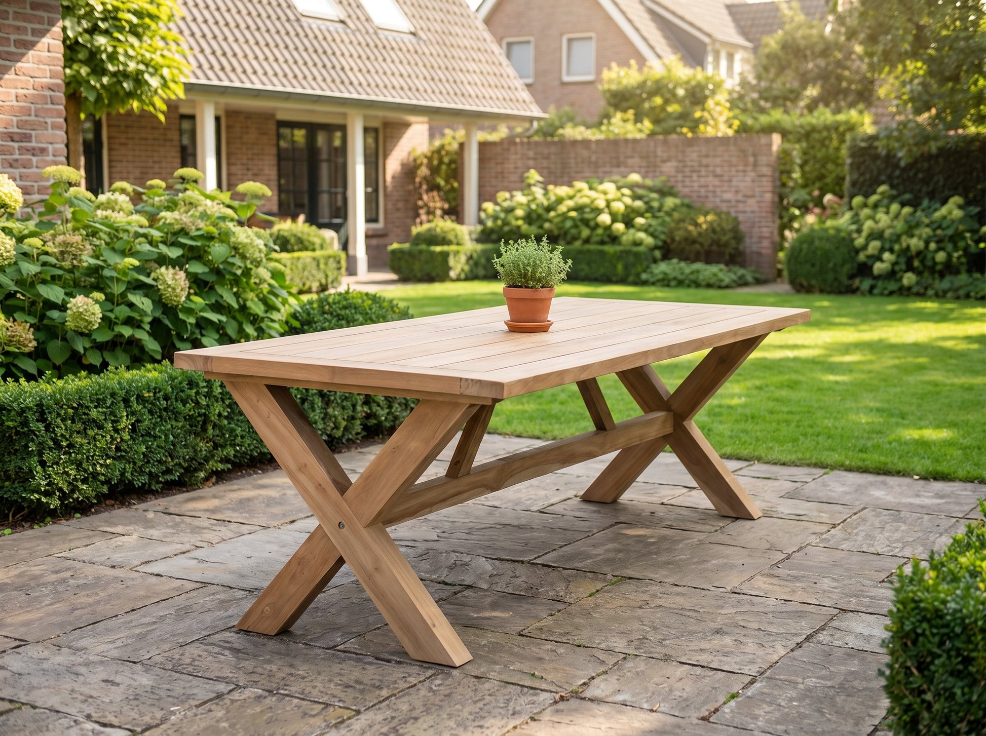 Norwich Rechthoekige Teak Tuintafel 300 cm in een sfeervolle tuin - Outnest tuinmeubelen