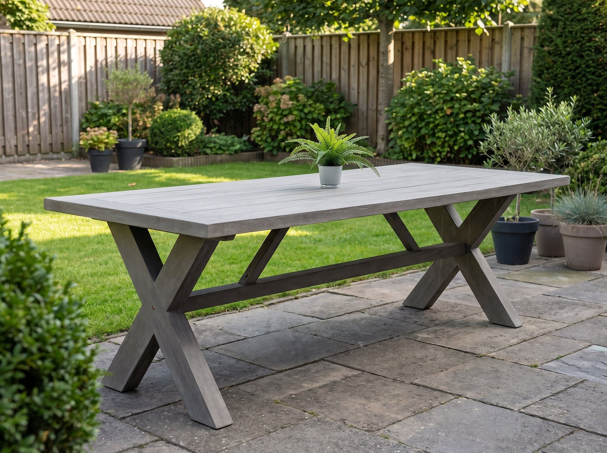 Norwich Rechthoekige Tuintafel 250 cm - Acacia in een sfeervolle tuin - Outnest tuinmeubelen