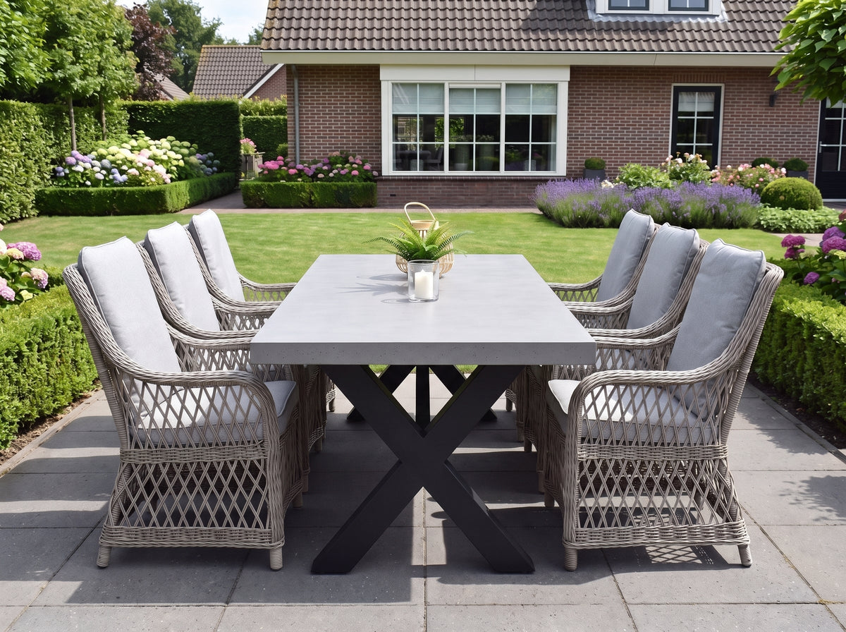 Norwich-Toscane Tuinset 6 Personen - Polystone / Faded Sand Brown in een sfeervolle tuin - Outnest tuinmeubelen