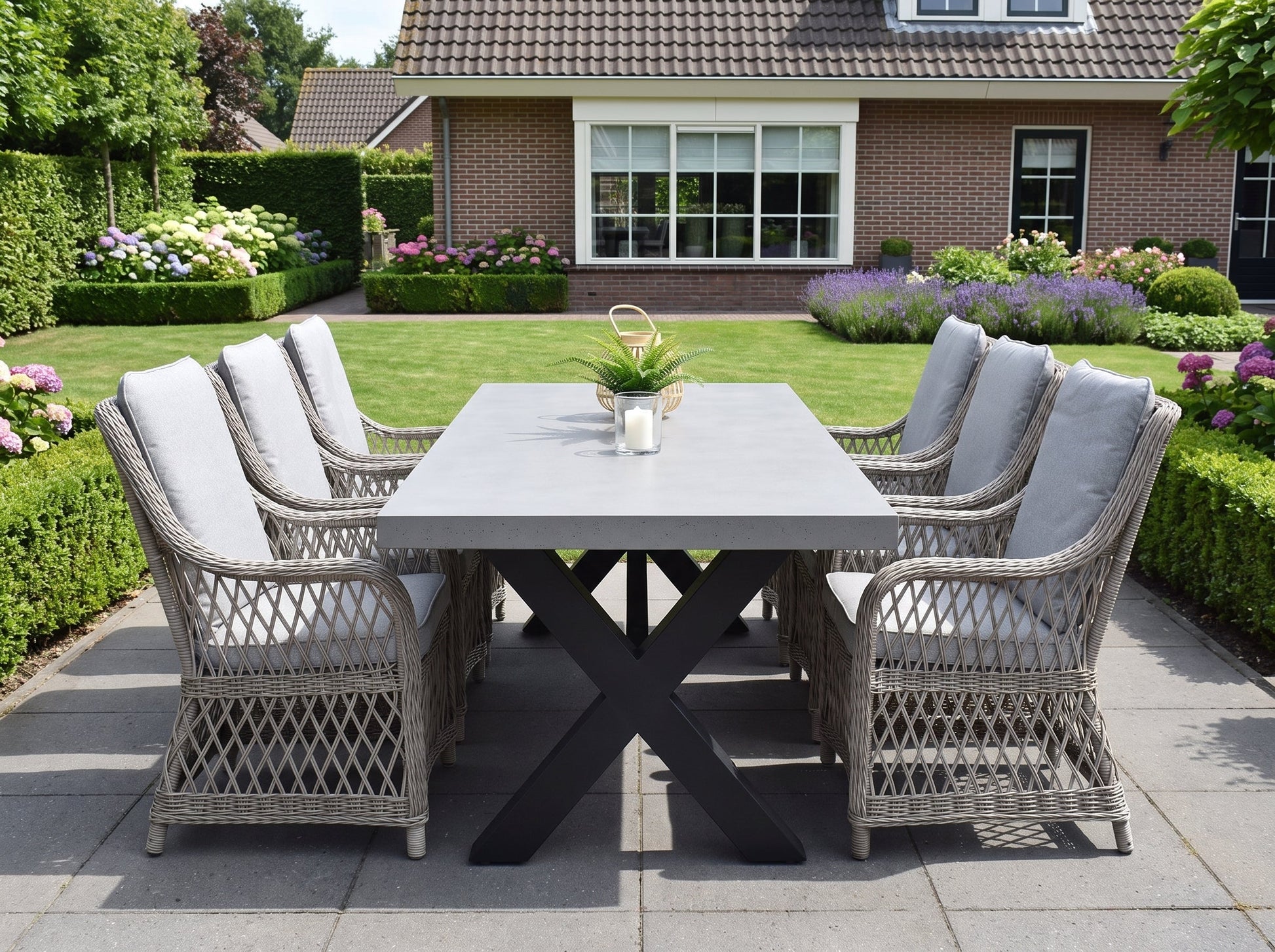 Norwich-Toscane Tuinset 6 Personen - Polystone / Faded Sand Brown in een sfeervolle tuin - Outnest tuinmeubelen