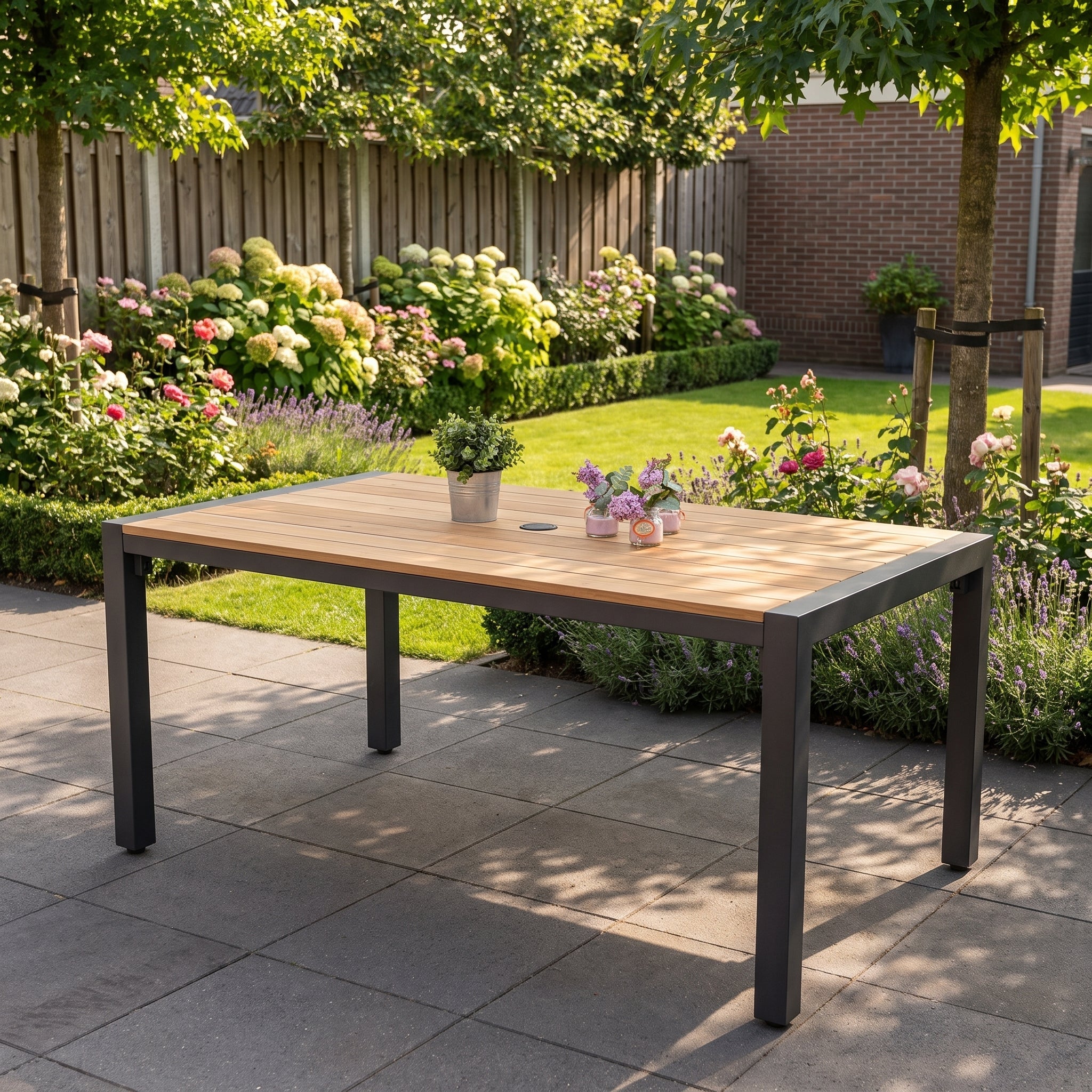 Oklahoma tuintafel 160x100 teak Dark Grey - sfeerbeeld op terras - Outnest