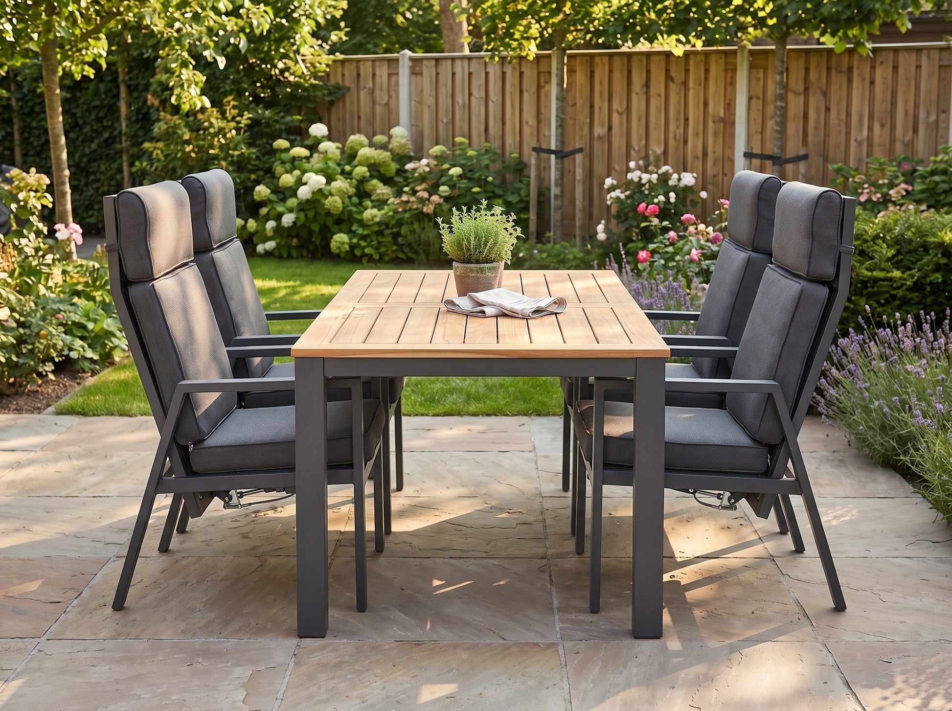 Birmingham Verstelbare Tuinset 4 Personen - Teak / Dark Grey in een sfeervolle tuin - Outnest tuinmeubelen