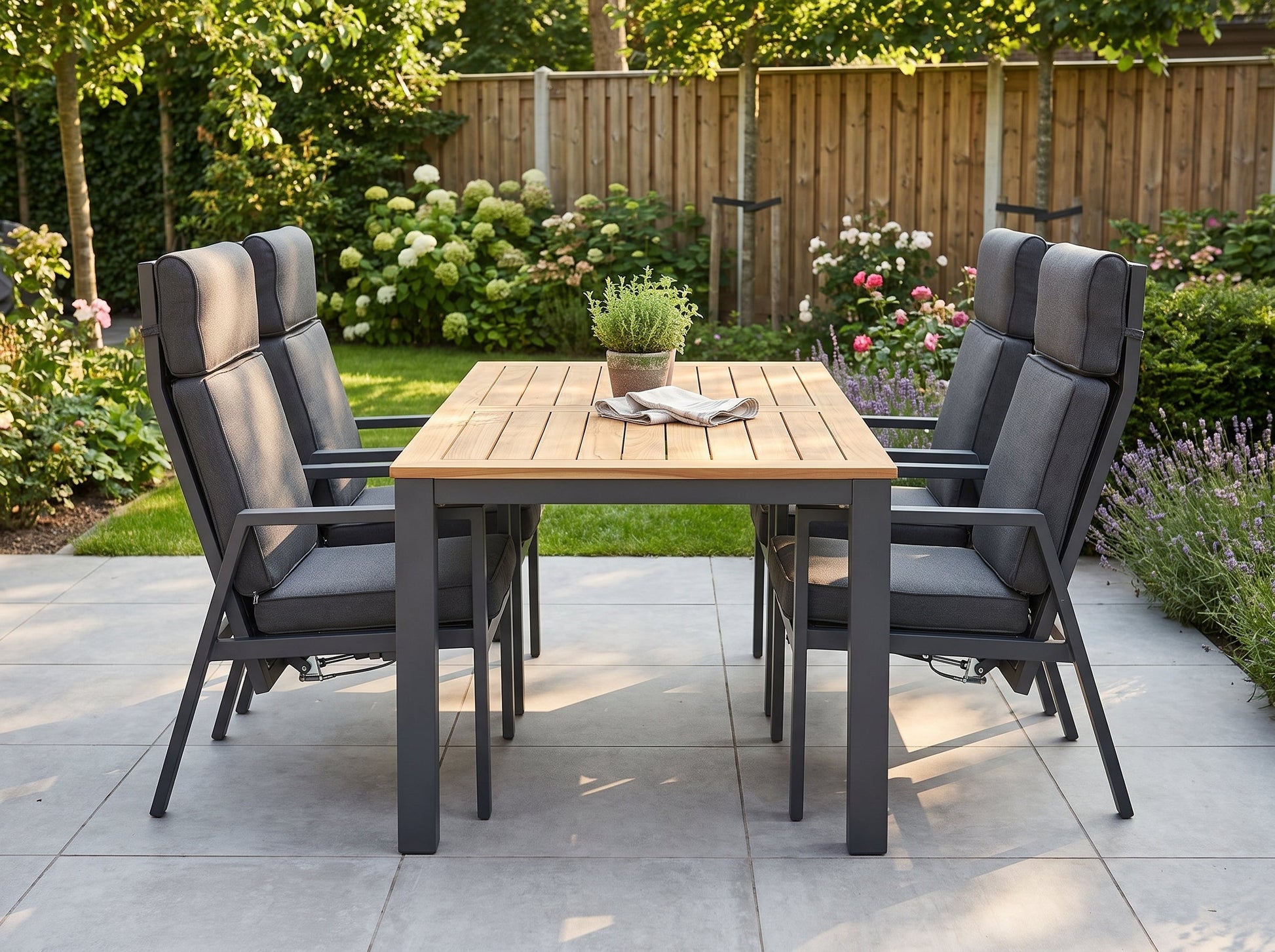 Birmingham Verstelbare Tuinset 4 Personen - Teak / Dark Grey in een sfeervolle tuin - Outnest tuinmeubelen