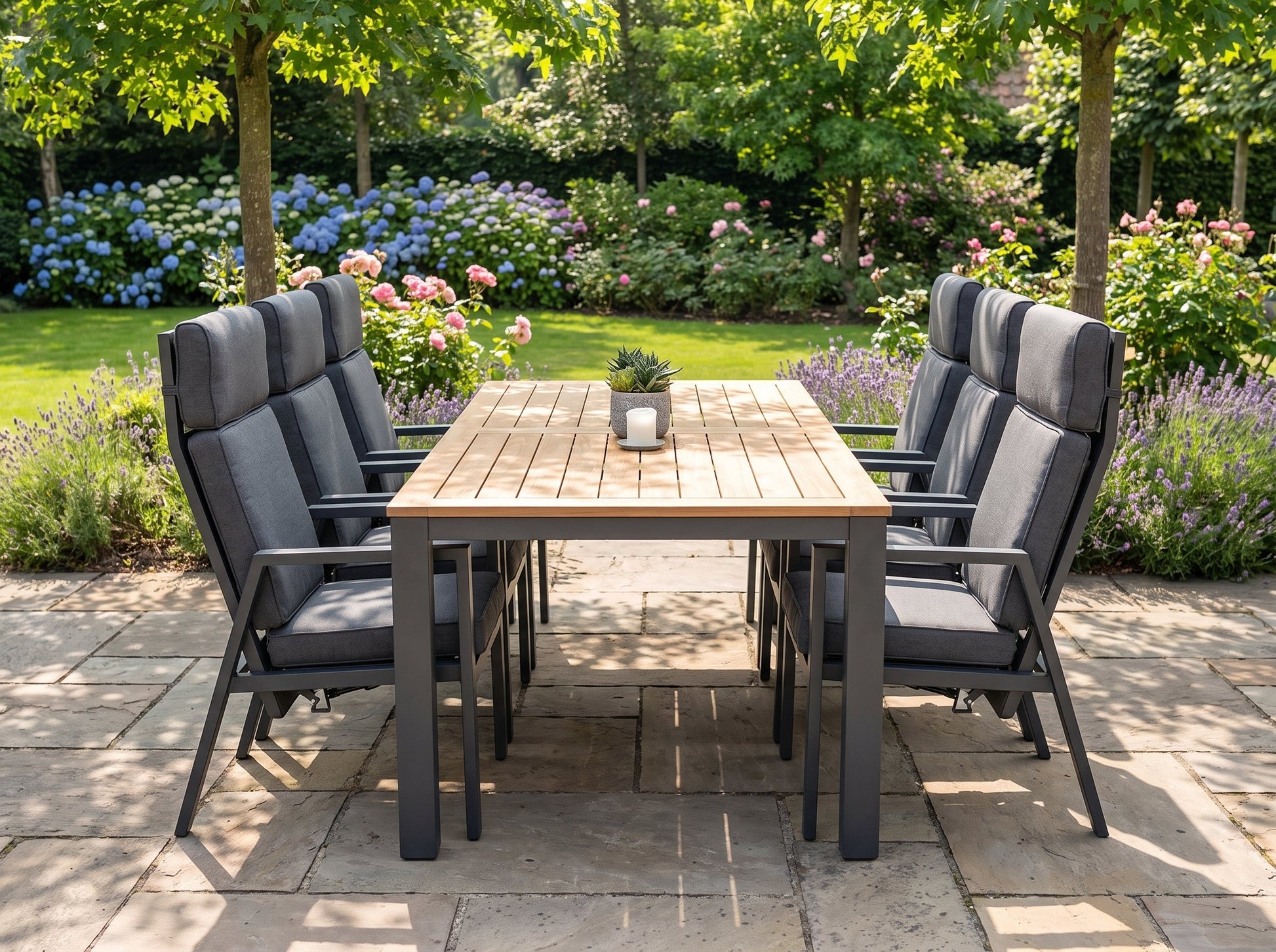 Birmingham Verstelbare Tuinset 6 Personen - Dark Grey / Dark Grey in een sfeervolle tuin - Outnest tuinmeubelen