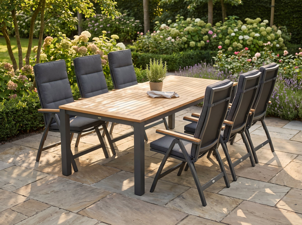 Birmingham-Birmingham Verstelbare Tuinset 6 Personen - Teak / Dark Grey in een sfeervolle tuin - Outnest tuinmeubelen