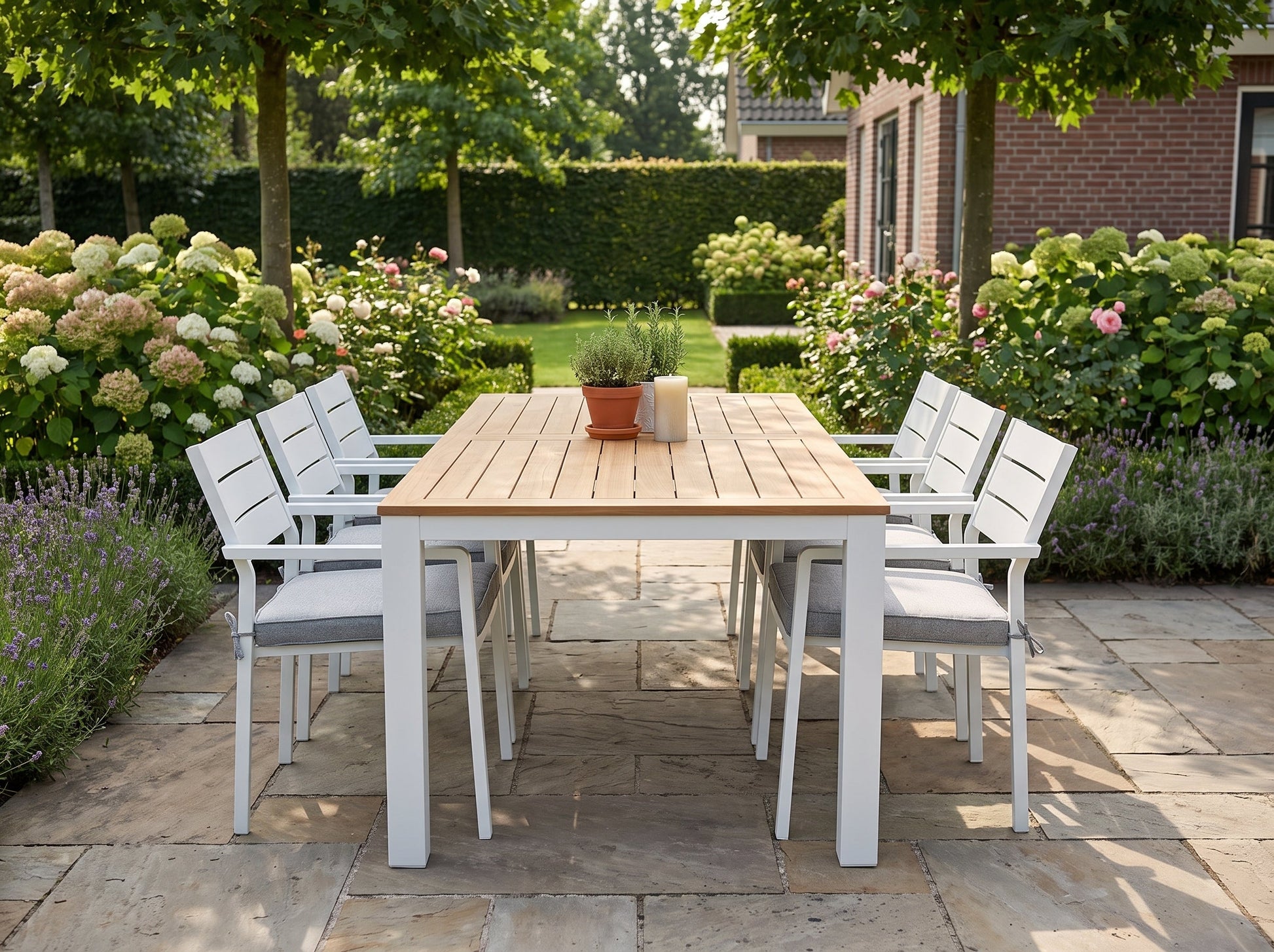 Birmingham-Bolton Tuinset 6 Personen - Dark Grey / White in een sfeervolle tuin - Outnest tuinmeubelen