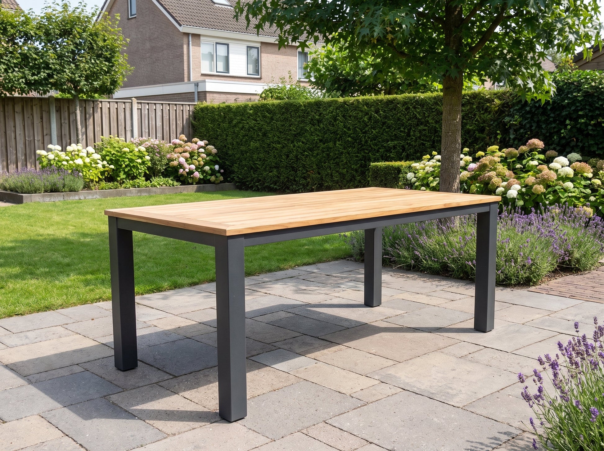 Birmingham Rechthoekige Tuintafel 180 cm - Dark grey in een sfeervolle tuin - Outnest tuinmeubelen