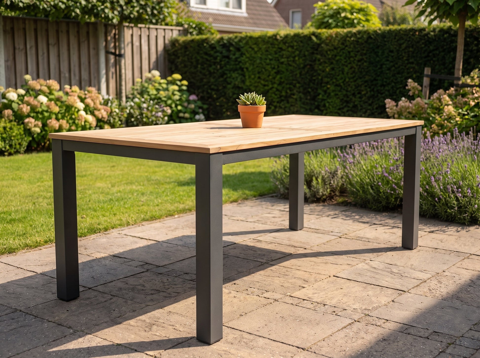 Birmingham Rechthoekige Tuintafel 220 cm - Dark grey in een sfeervolle tuin - Outnest tuinmeubelen
