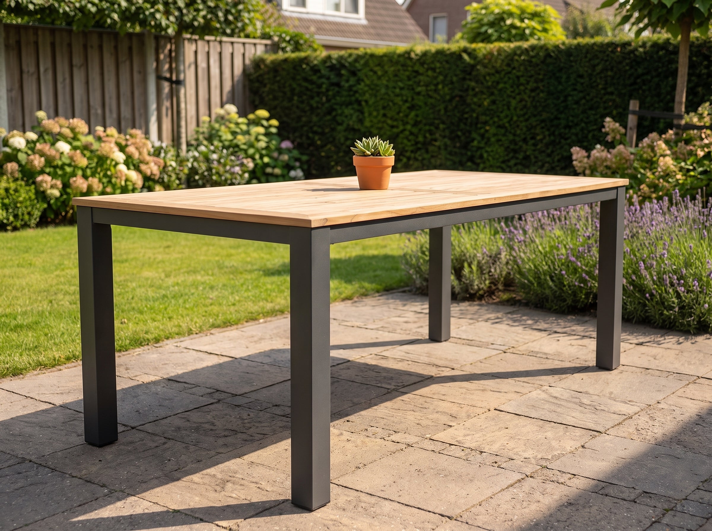 Birmingham Rechthoekige Tuintafel 220 cm - Dark grey in een sfeervolle tuin - Outnest tuinmeubelen