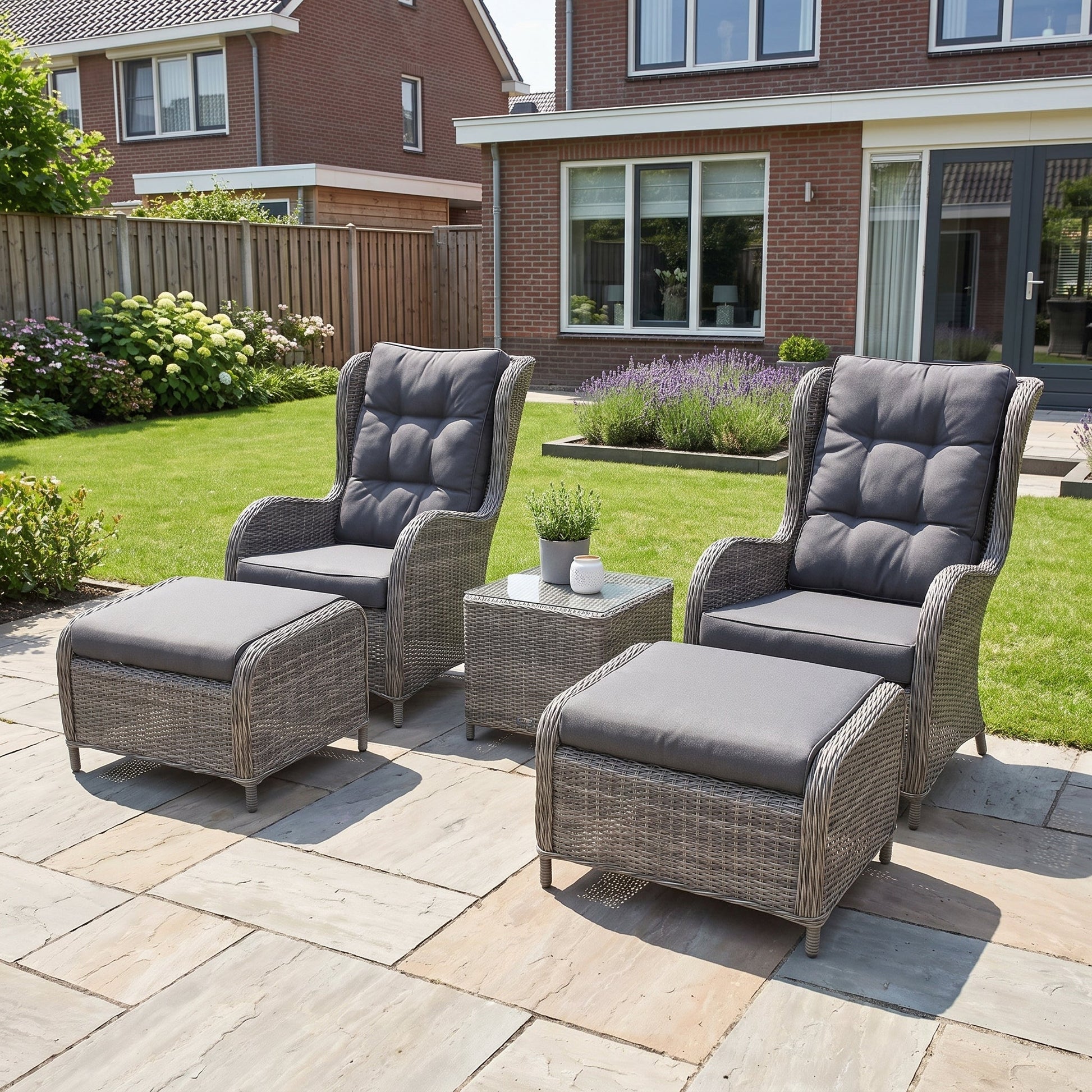 Phoenix Loungeset - Kobo Grey in een sfeervolle tuin - Outnest tuinmeubelen