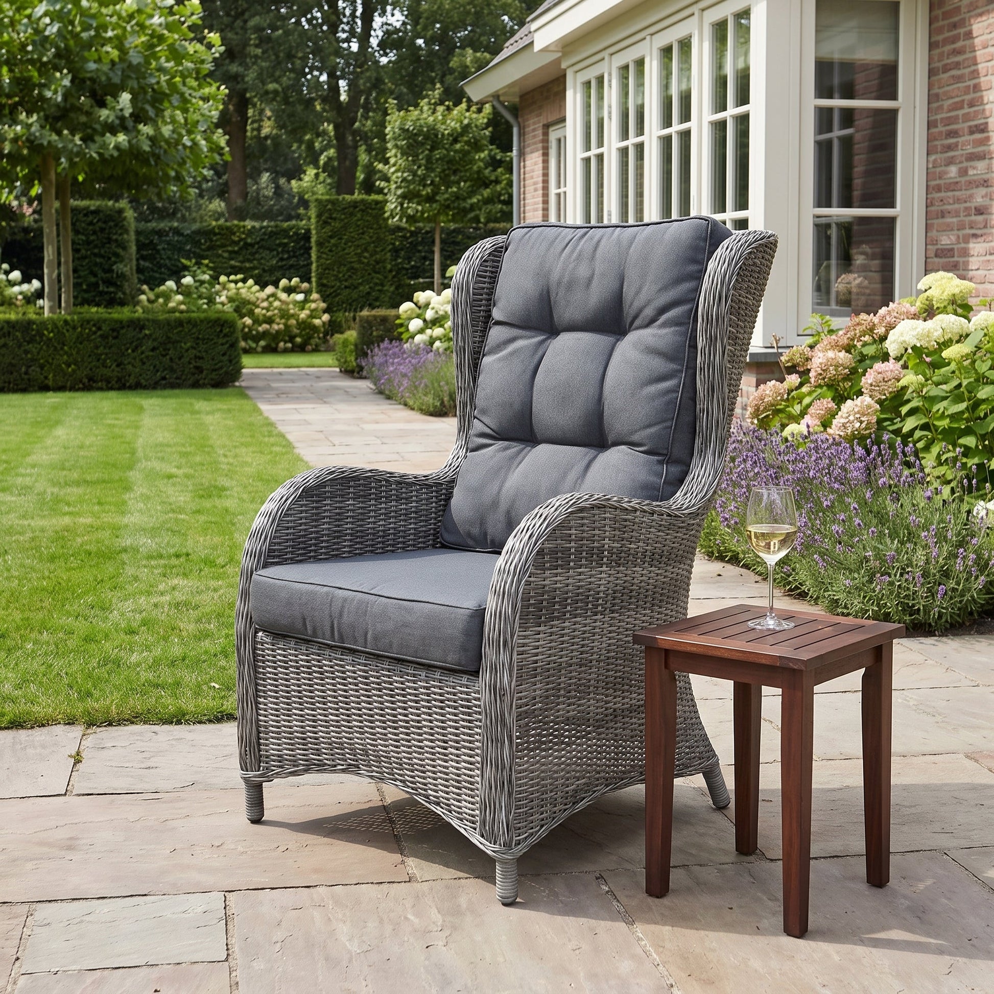Phoenix Loungestoel - Kobo Grey in een sfeervolle tuin - Outnest tuinmeubelen