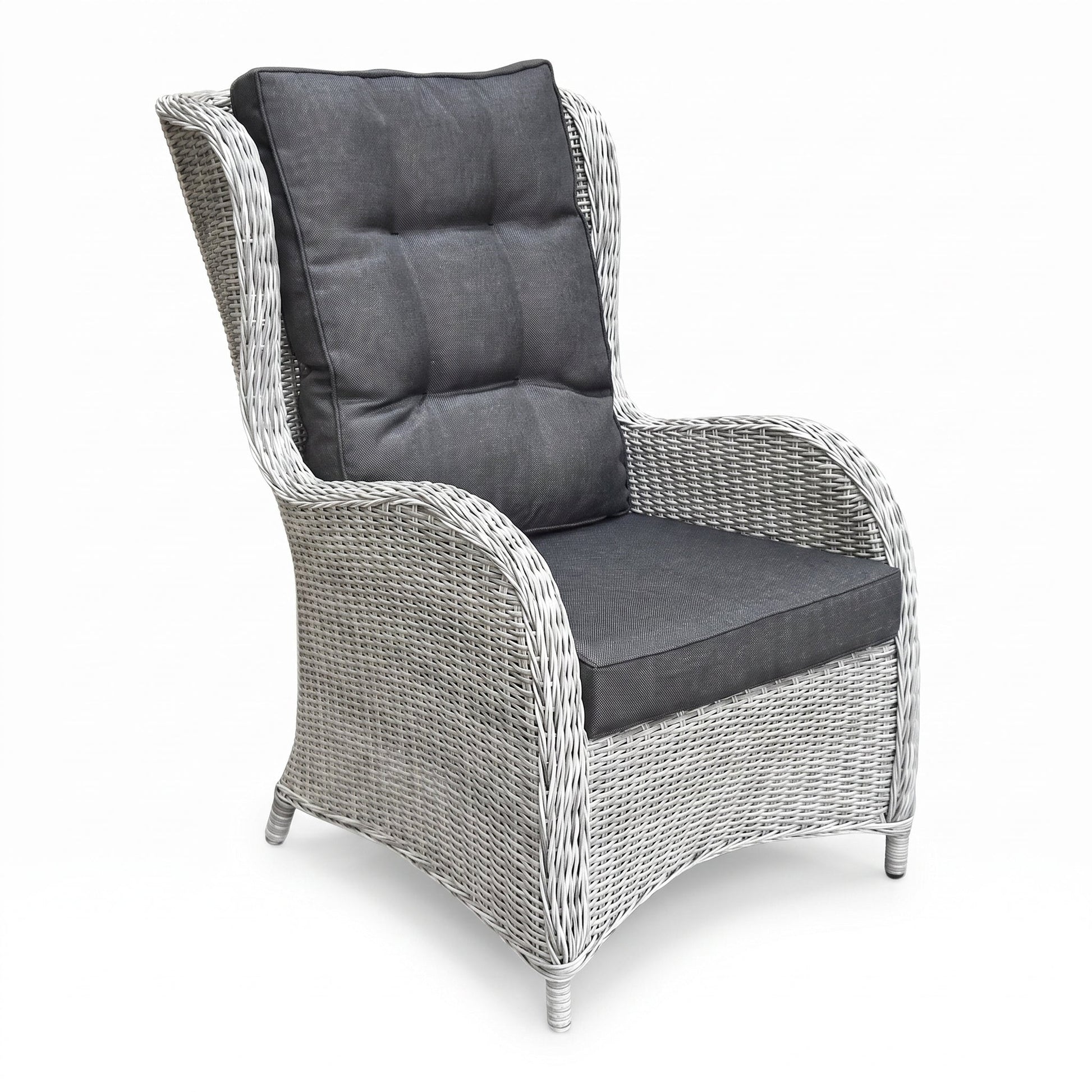 Phoenix Loungestoel - Light Kobo Grey in een sfeervolle tuin - Outnest tuinmeubelen