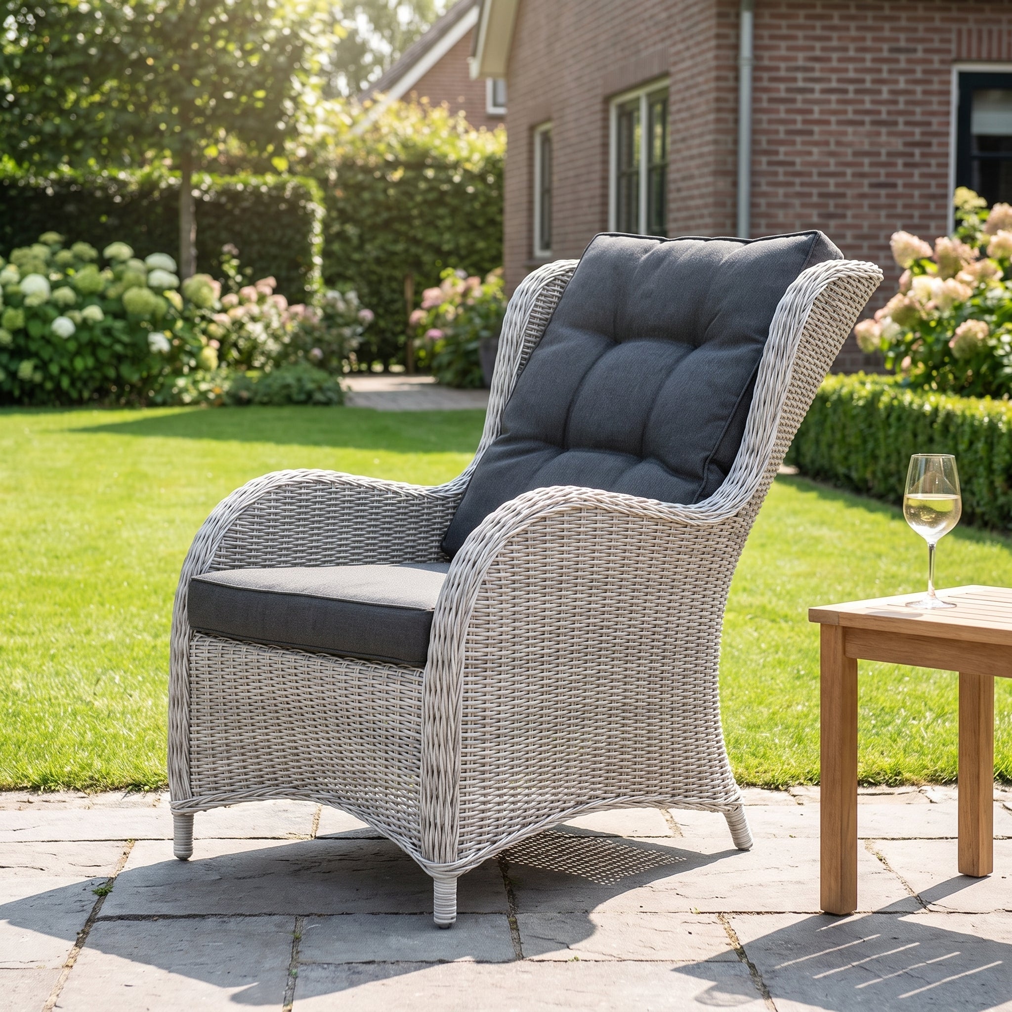 Phoenix Loungestoel - Light Kobo Grey in een sfeervolle tuin - Outnest tuinmeubelen