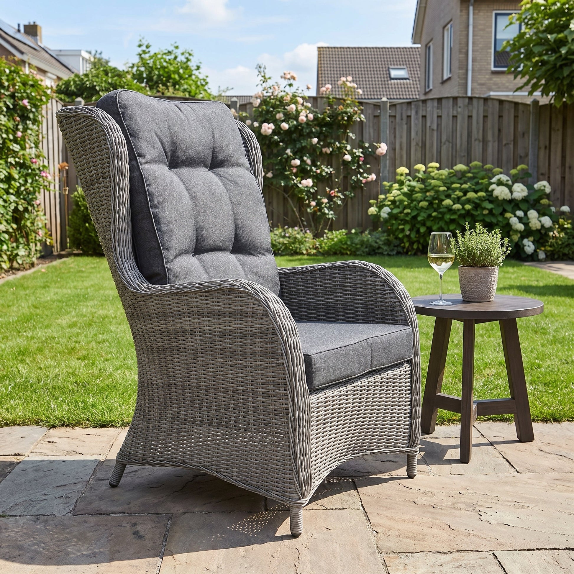 Phoenix Loungestoel - Natural Grey in een sfeervolle tuin - Outnest tuinmeubelen