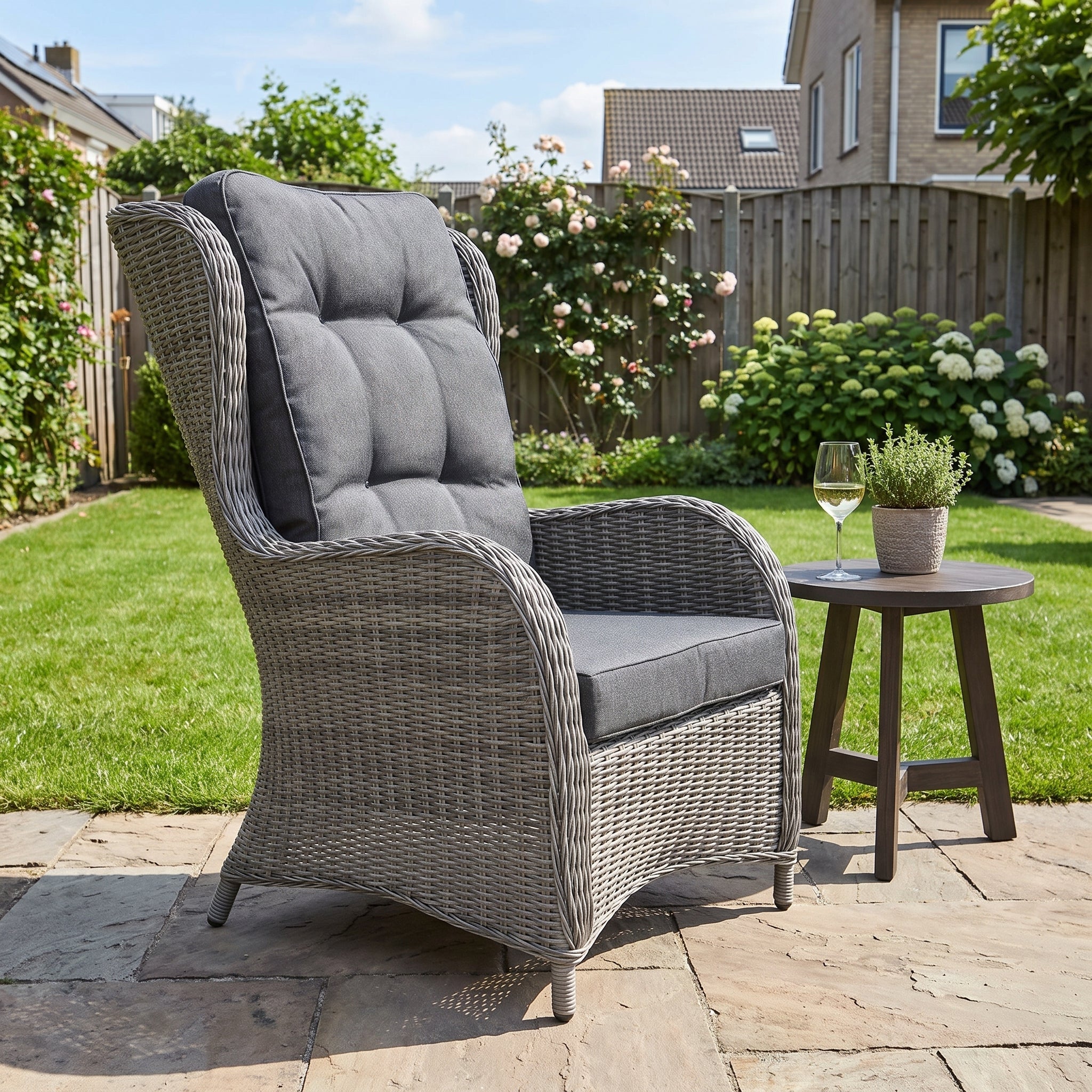 Phoenix Loungestoel - Natural Grey in een sfeervolle tuin - Outnest tuinmeubelen
