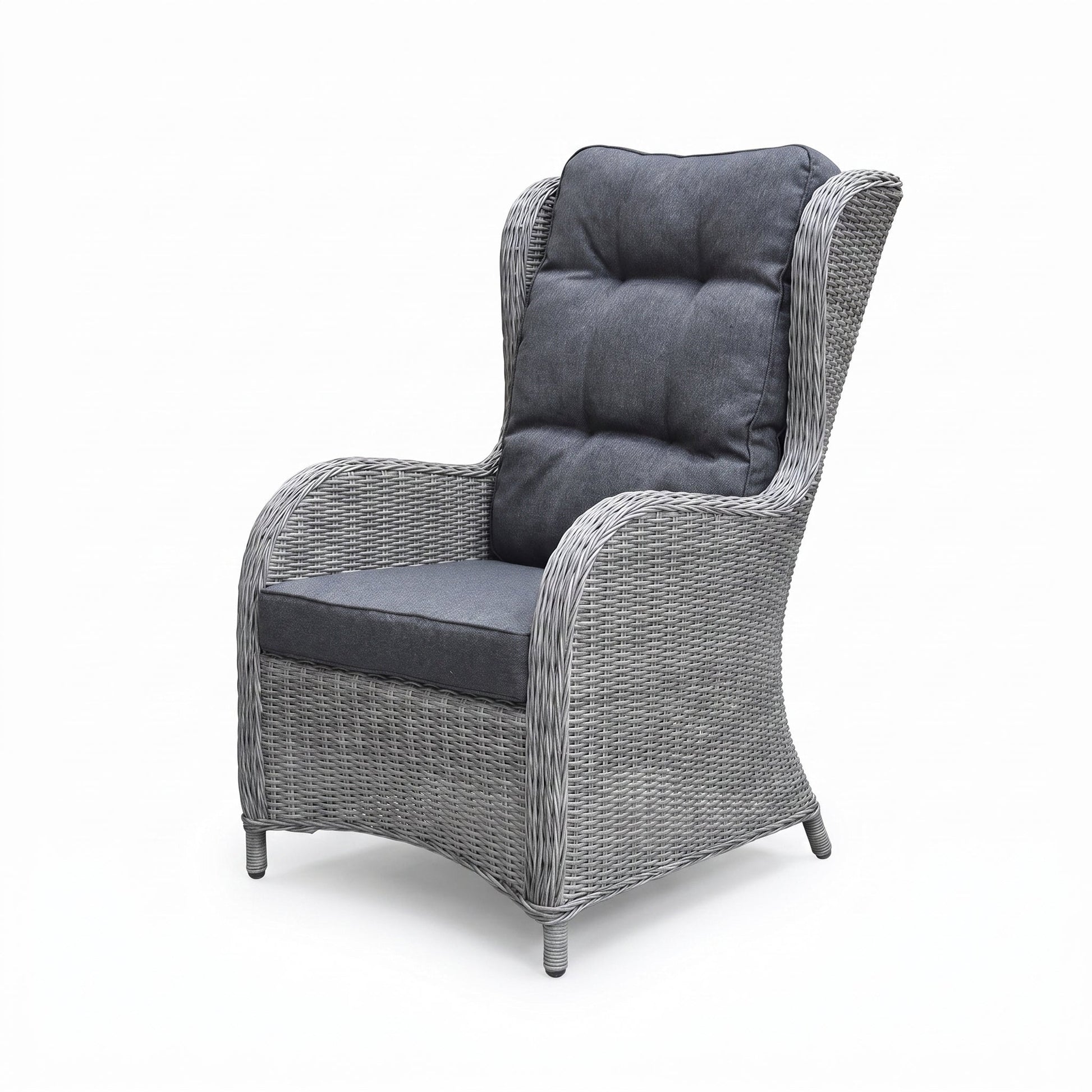 Phoenix Loungestoel - Natural Grey in een sfeervolle tuin - Outnest tuinmeubelen