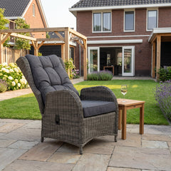 Phoenix Verstelbare Loungestoel Kobo Grey in een sfeervolle tuin - Outnest tuinmeubelen