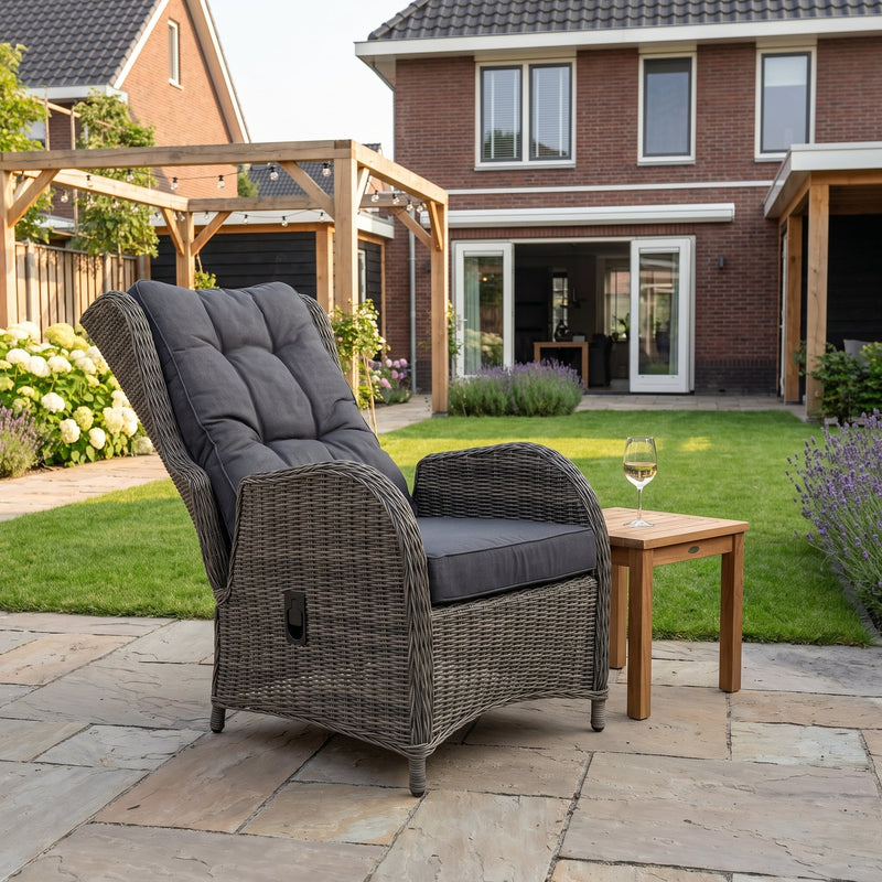 Phoenix Verstelbare Loungestoel Kobo Grey in een sfeervolle tuin - Outnest tuinmeubelen
