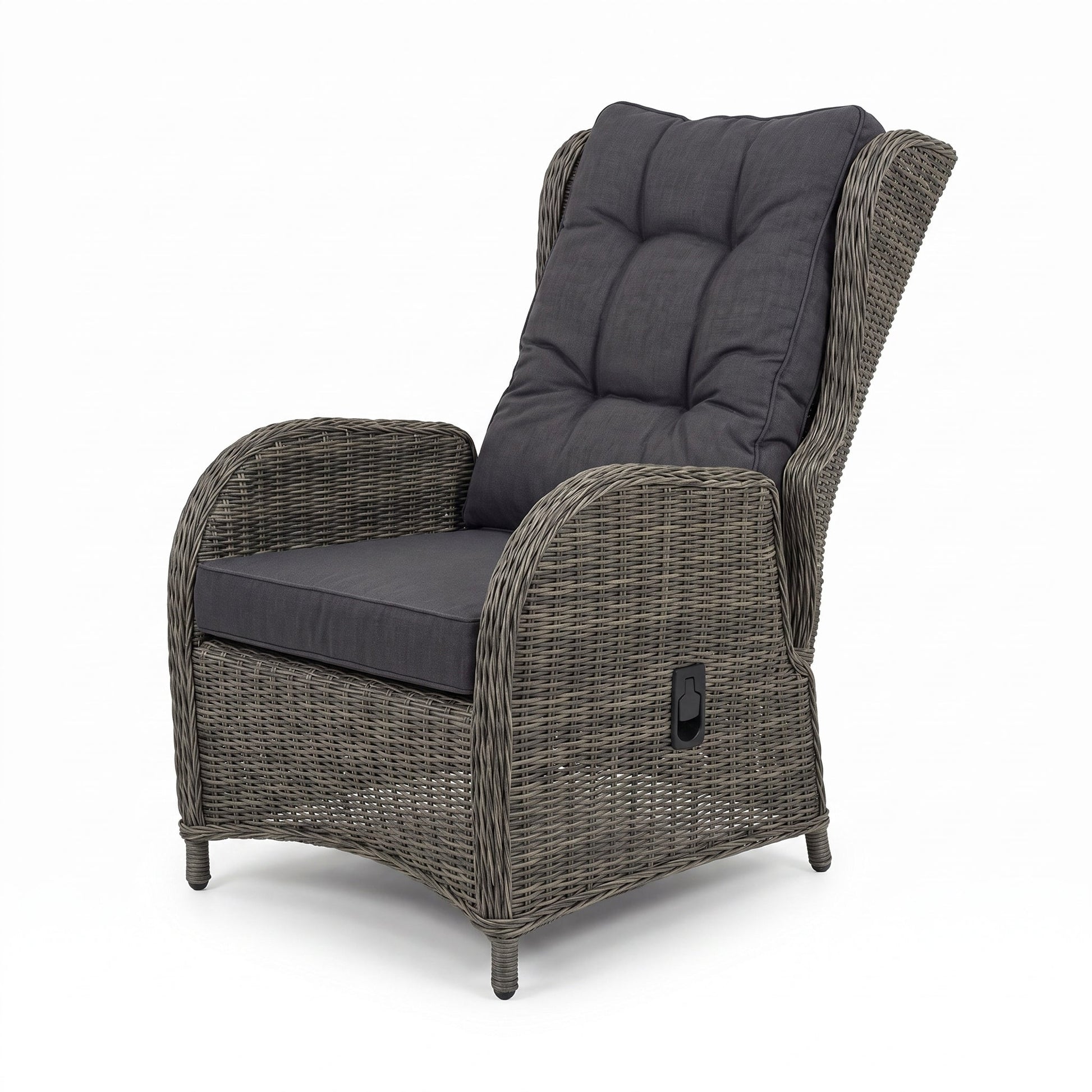 Phoenix Verstelbare Loungestoel Kobo Grey in een sfeervolle tuin - Outnest tuinmeubelen