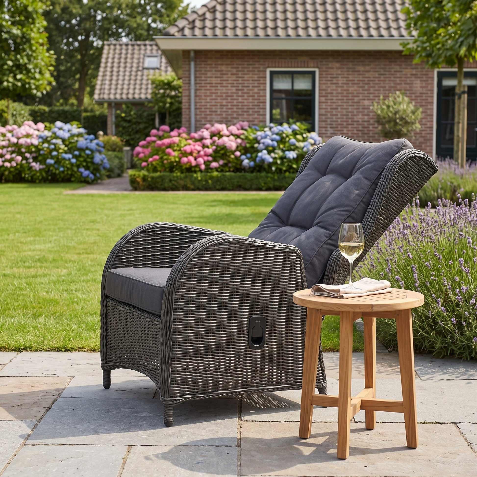 Phoenix Verstelbare Loungestoel Rock Grey in een sfeervolle tuin - Outnest tuinmeubelen