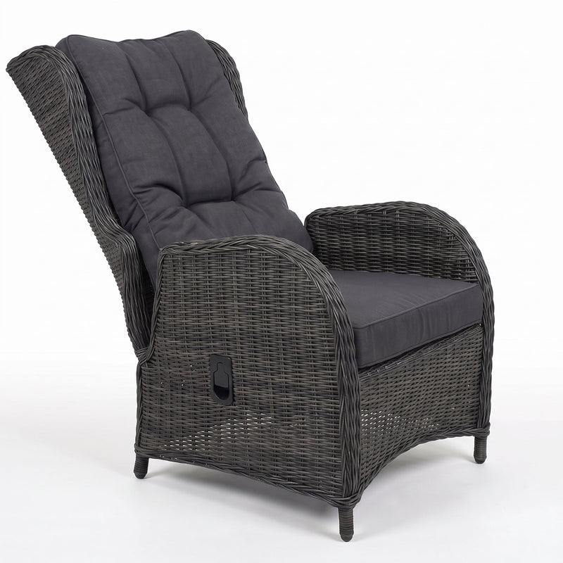 Phoenix Verstelbare Loungestoel Rock Grey in een sfeervolle tuin - Outnest tuinmeubelen