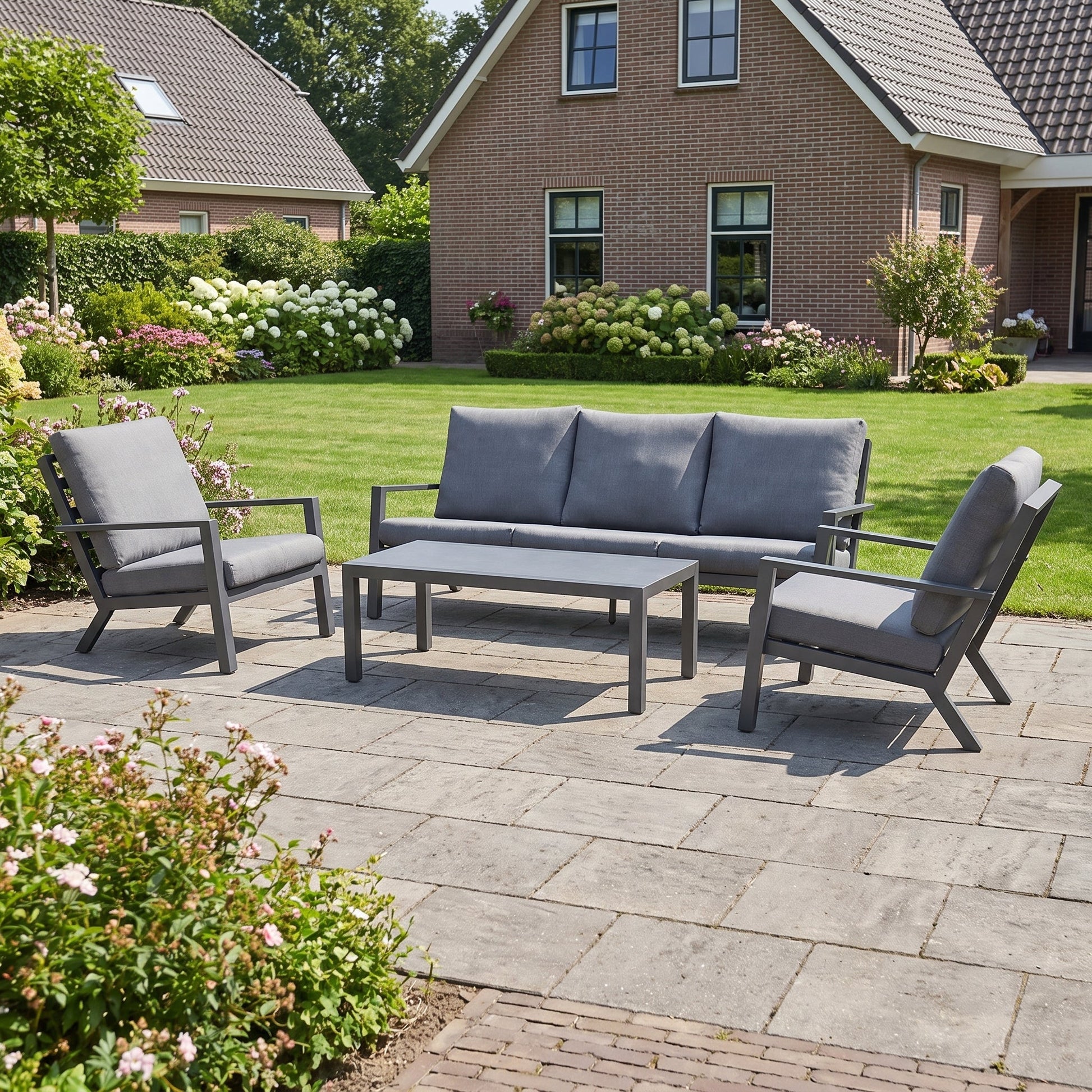 Pollencia Loungeset 3-zits + 2 stoelen in een sfeervolle tuin - Outnest tuinmeubelen