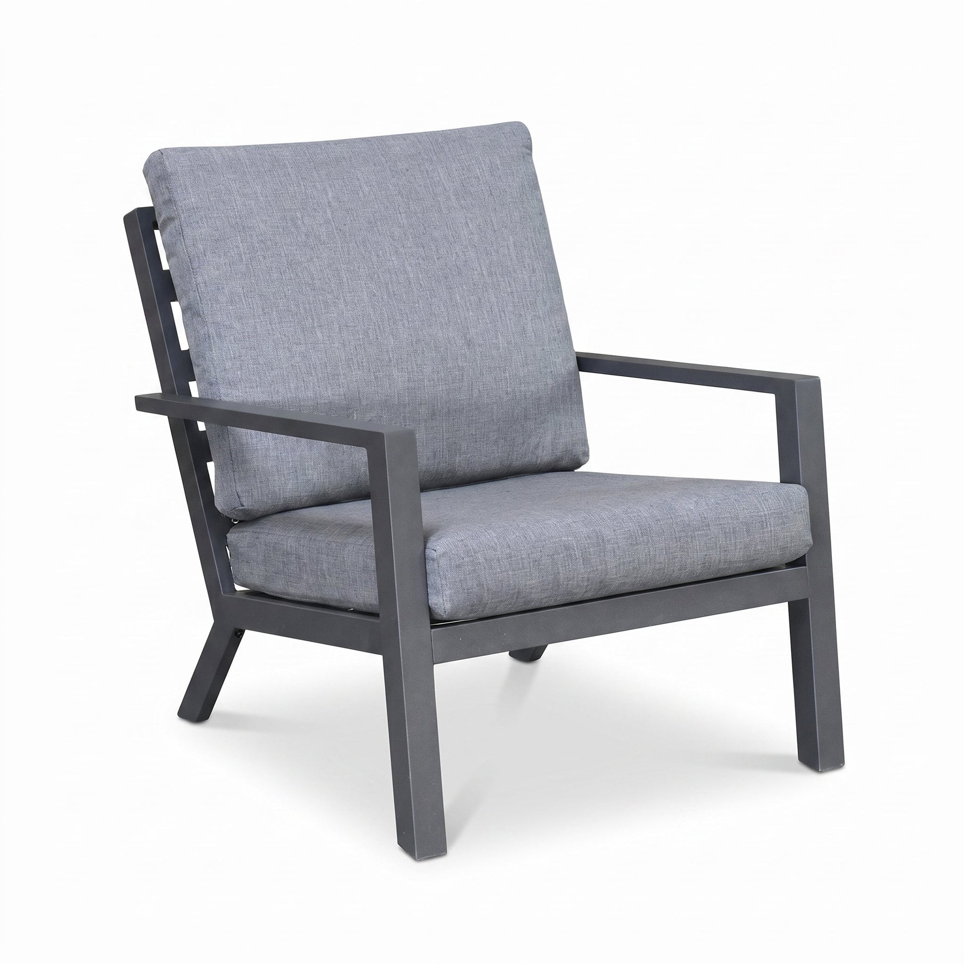 Pollencia Loungestoel - Dark Grey in een sfeervolle tuin - Outnest tuinmeubelen