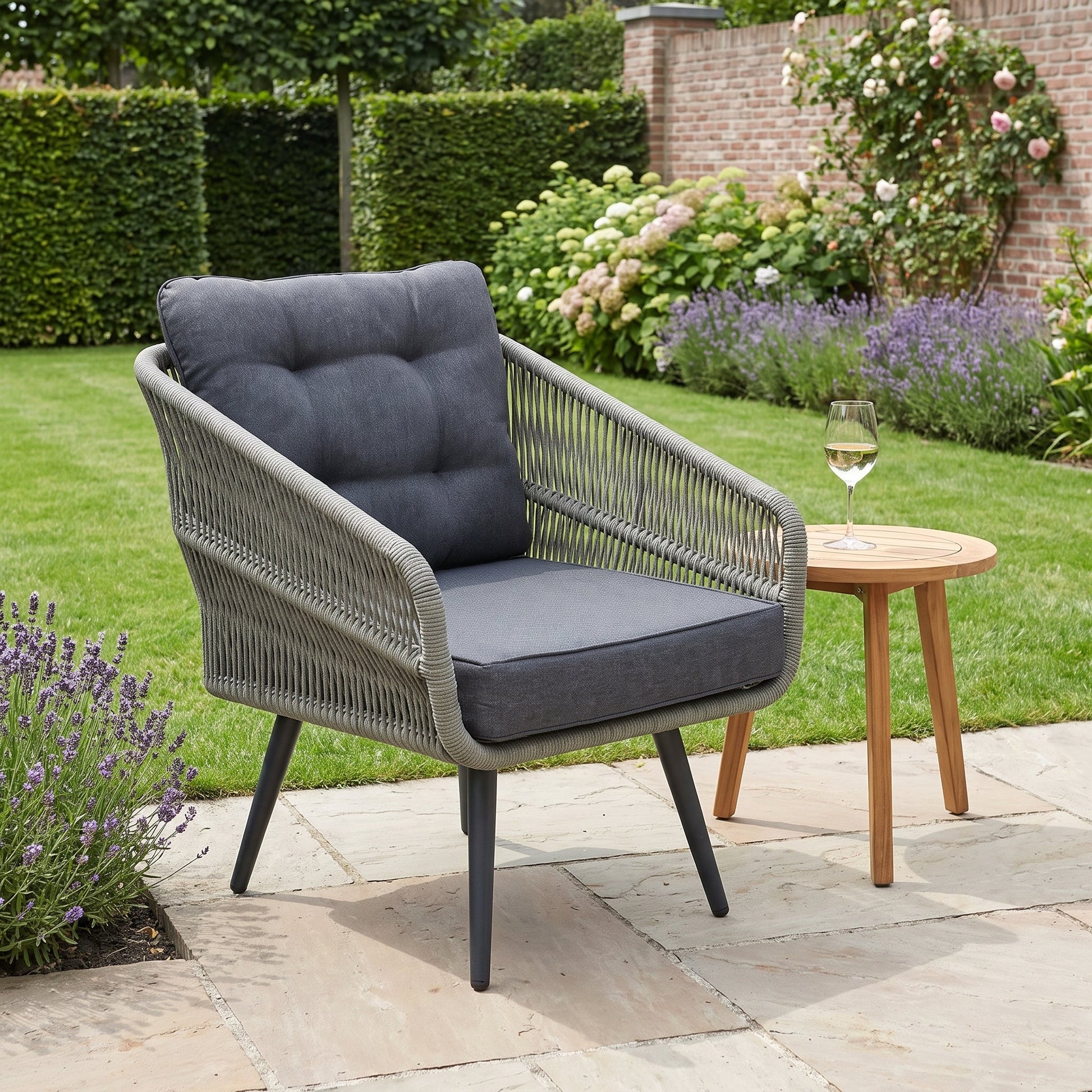Positano Loungestoel - Olive Green in een sfeervolle tuin - Outnest tuinmeubelen