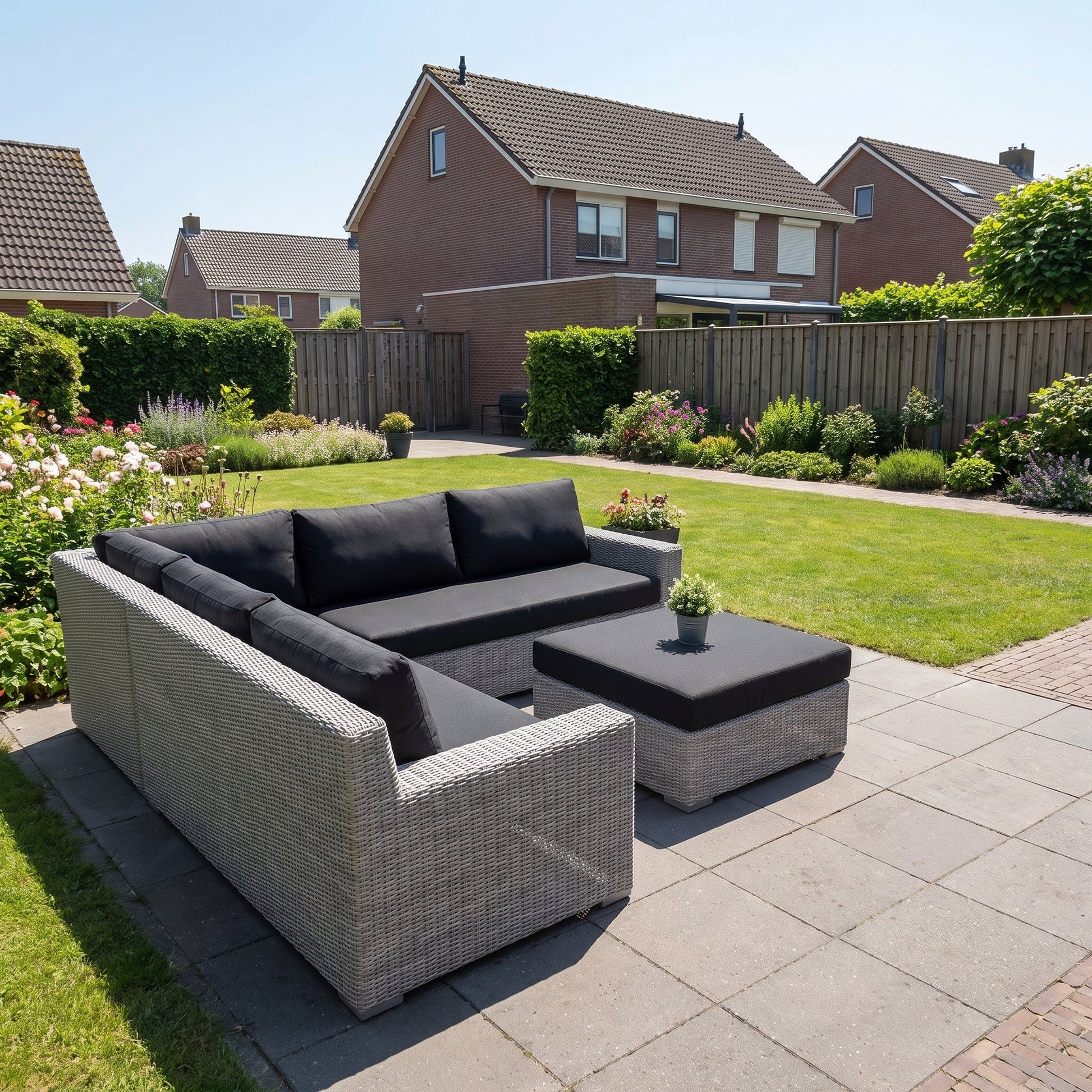 Riga Hoek Loungeset - Light Kobo Grey in een sfeervolle tuin - Outnest tuinmeubelen