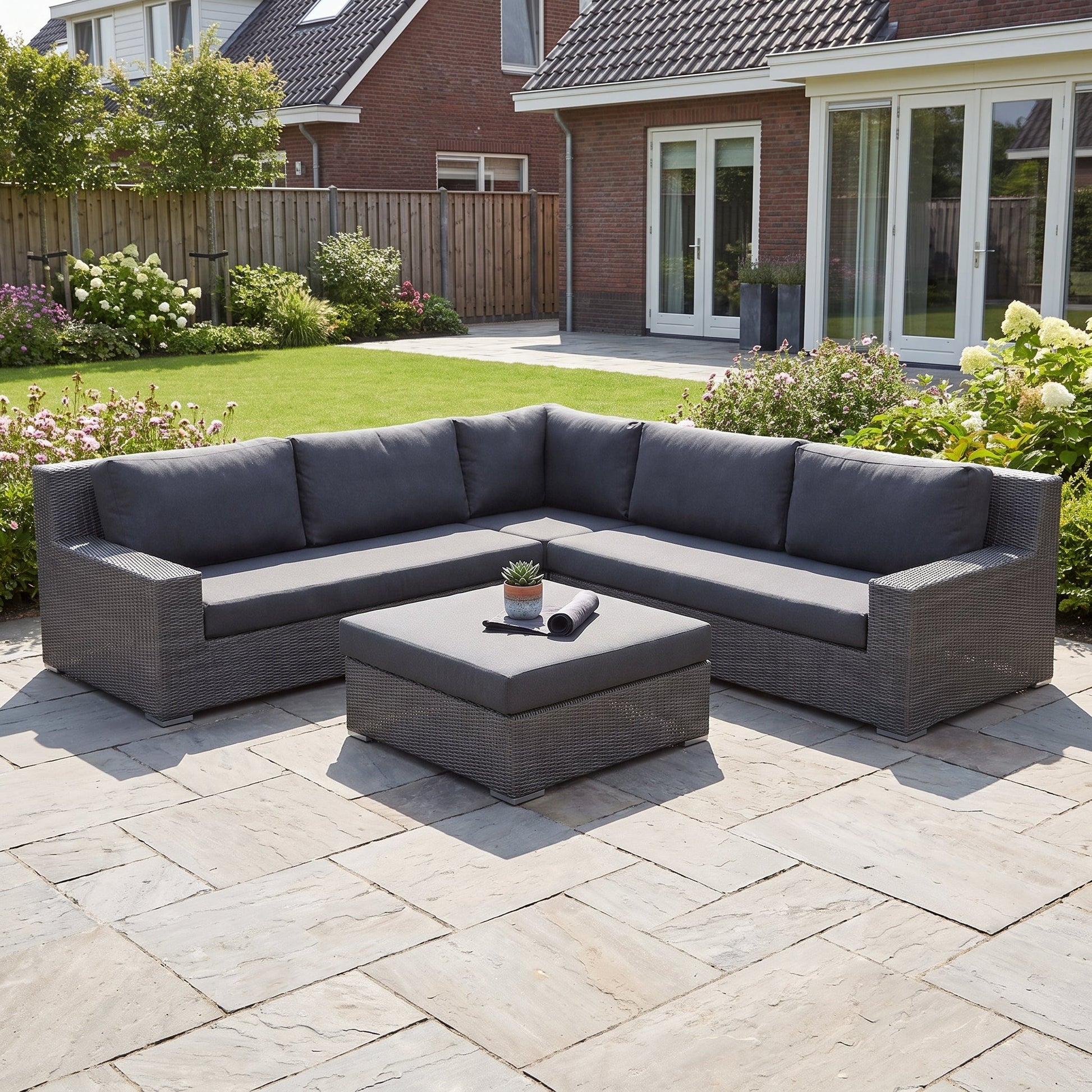 Riga Hoek Loungeset - Rock Grey in een sfeervolle tuin - Outnest tuinmeubelen