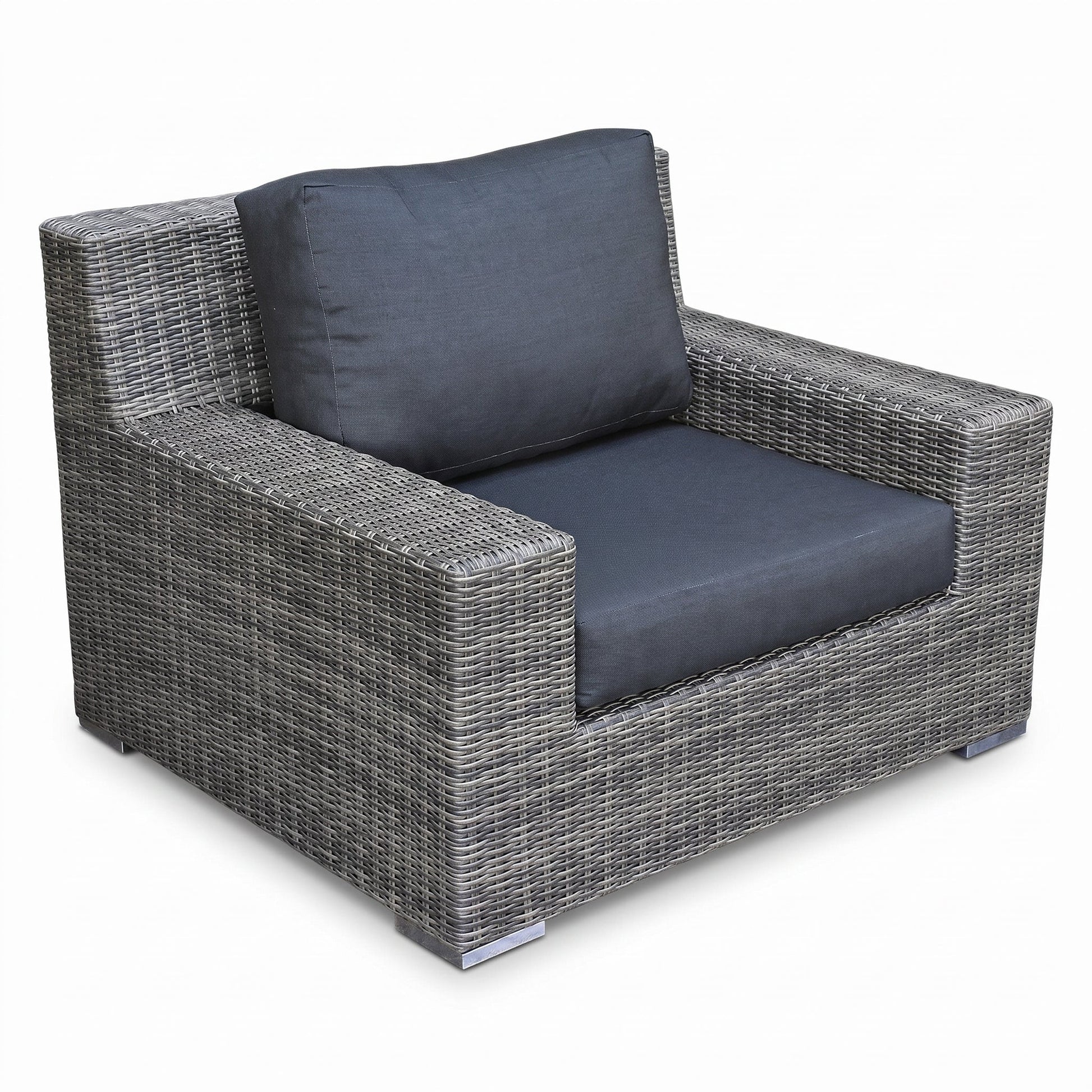 Riga Loungestoel - Kobo Grey in een sfeervolle tuin - Outnest tuinmeubelen