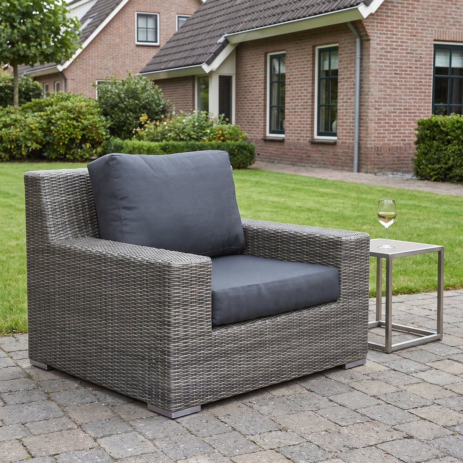 Riga Loungestoel - Kobo Grey in een sfeervolle tuin - Outnest tuinmeubelen