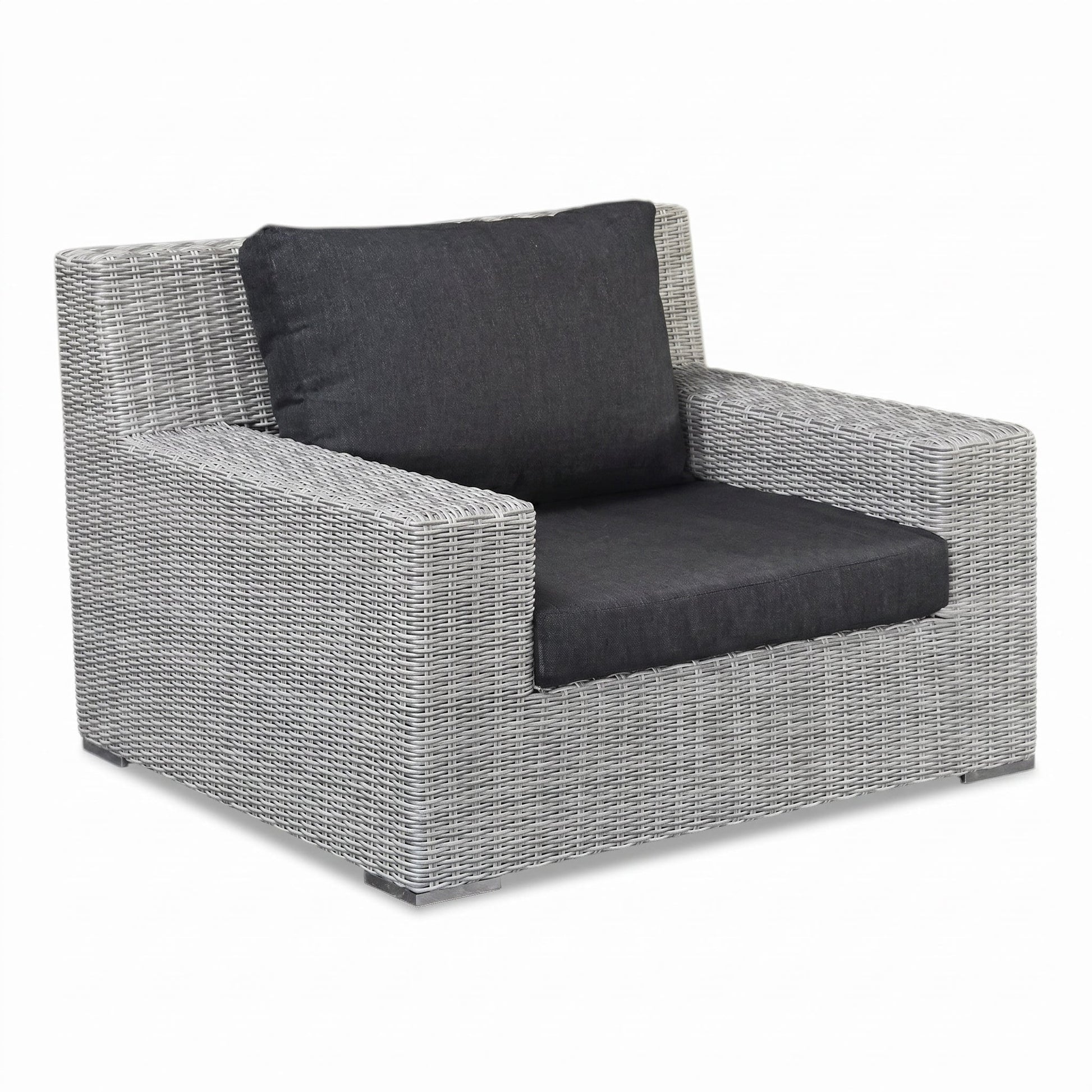 Riga Loungestoel - Light Kobo Grey in een sfeervolle tuin - Outnest tuinmeubelen