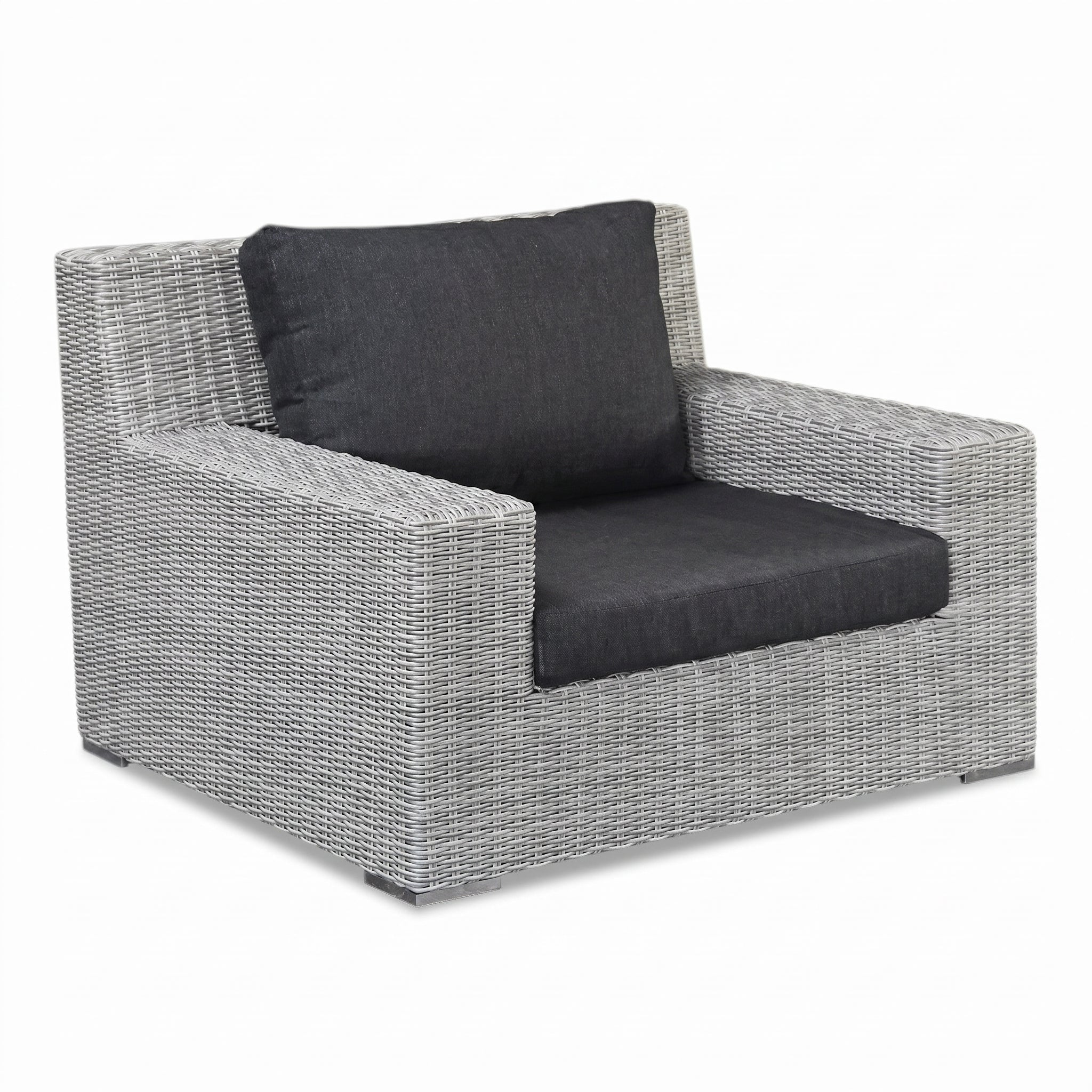 Riga Loungestoel - Light Kobo Grey in een sfeervolle tuin - Outnest tuinmeubelen