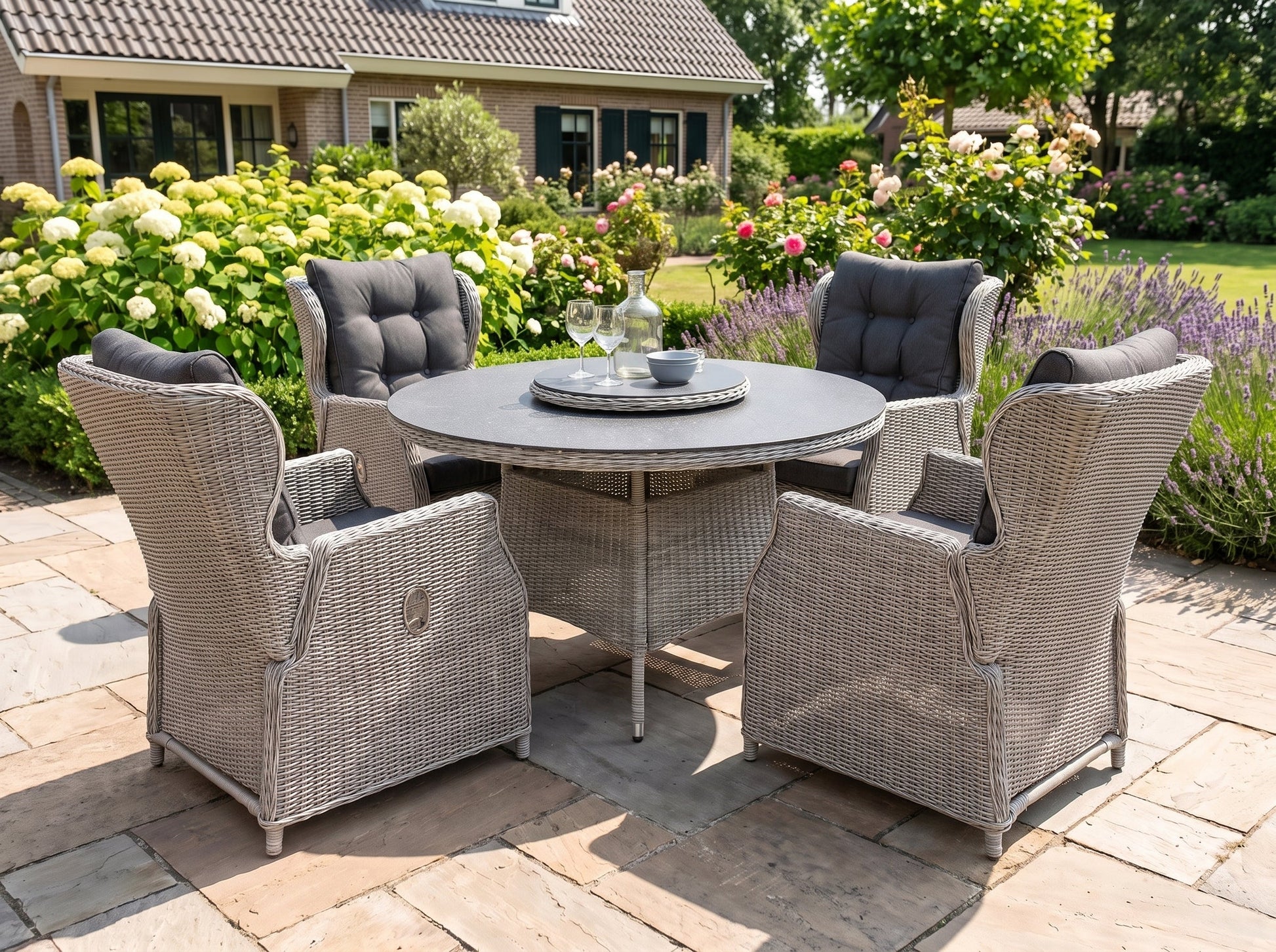Rio-Barcelona Verstelbare Tuinset 4 Personen - Spraystone / Light Kobo Grey in een sfeervolle tuin - Outnest tuinmeubelen
