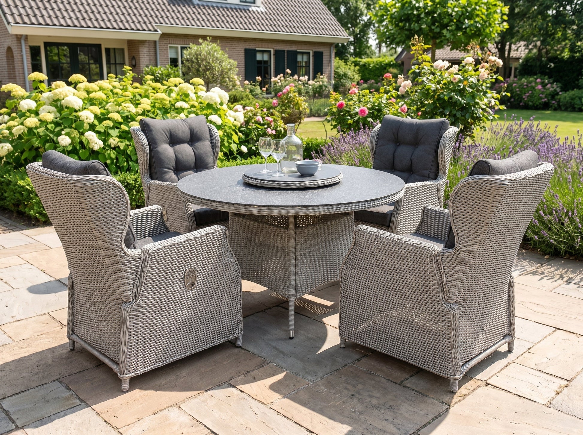 Rio-Barcelona Verstelbare Tuinset 4 Personen - Spraystone / Light Kobo Grey in een sfeervolle tuin - Outnest tuinmeubelen