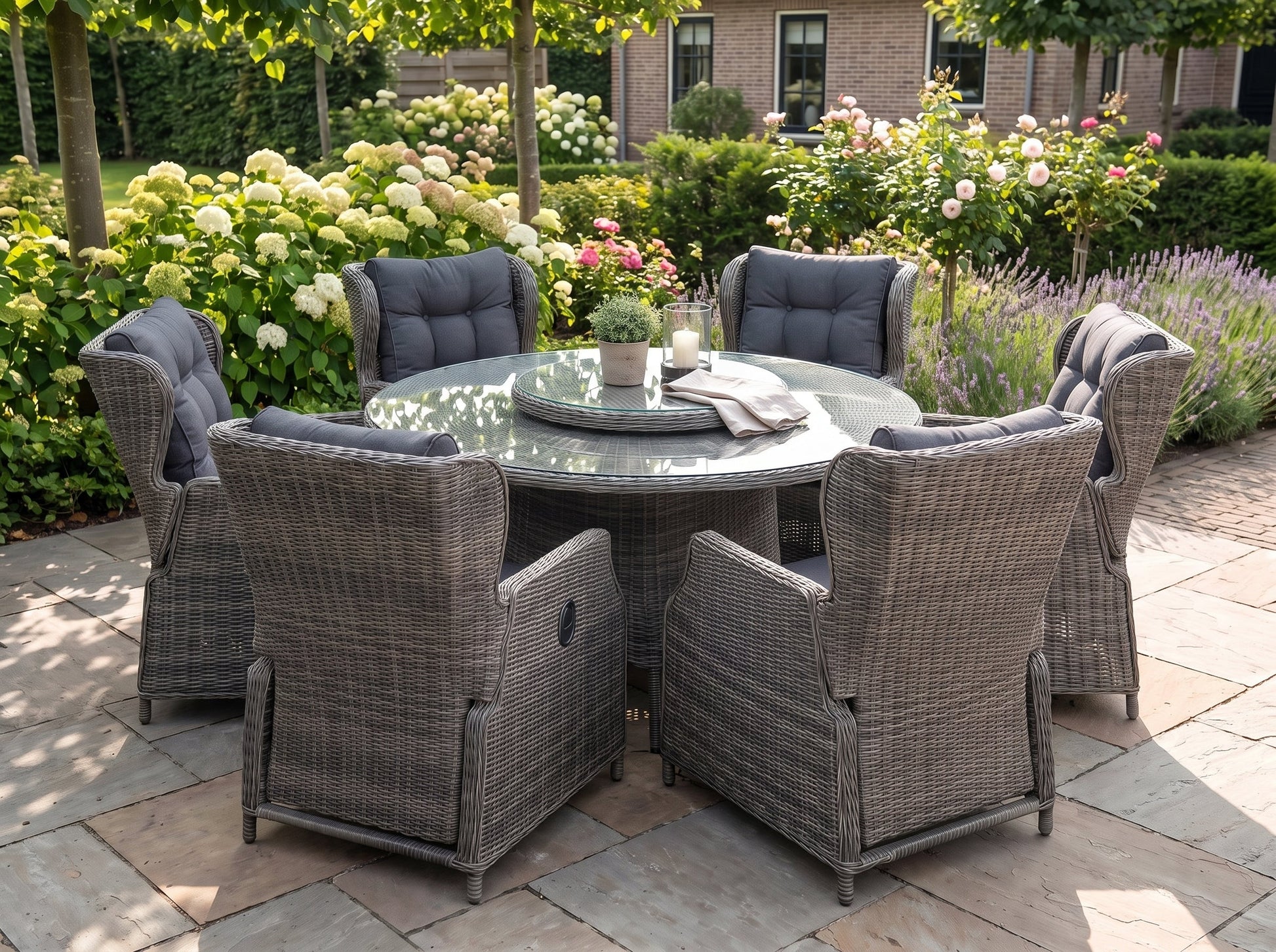 Rio-Barcelona Verstelbare Tuinset 6 Personen - Glas / Kobo Grey in een sfeervolle tuin - Outnest tuinmeubelen